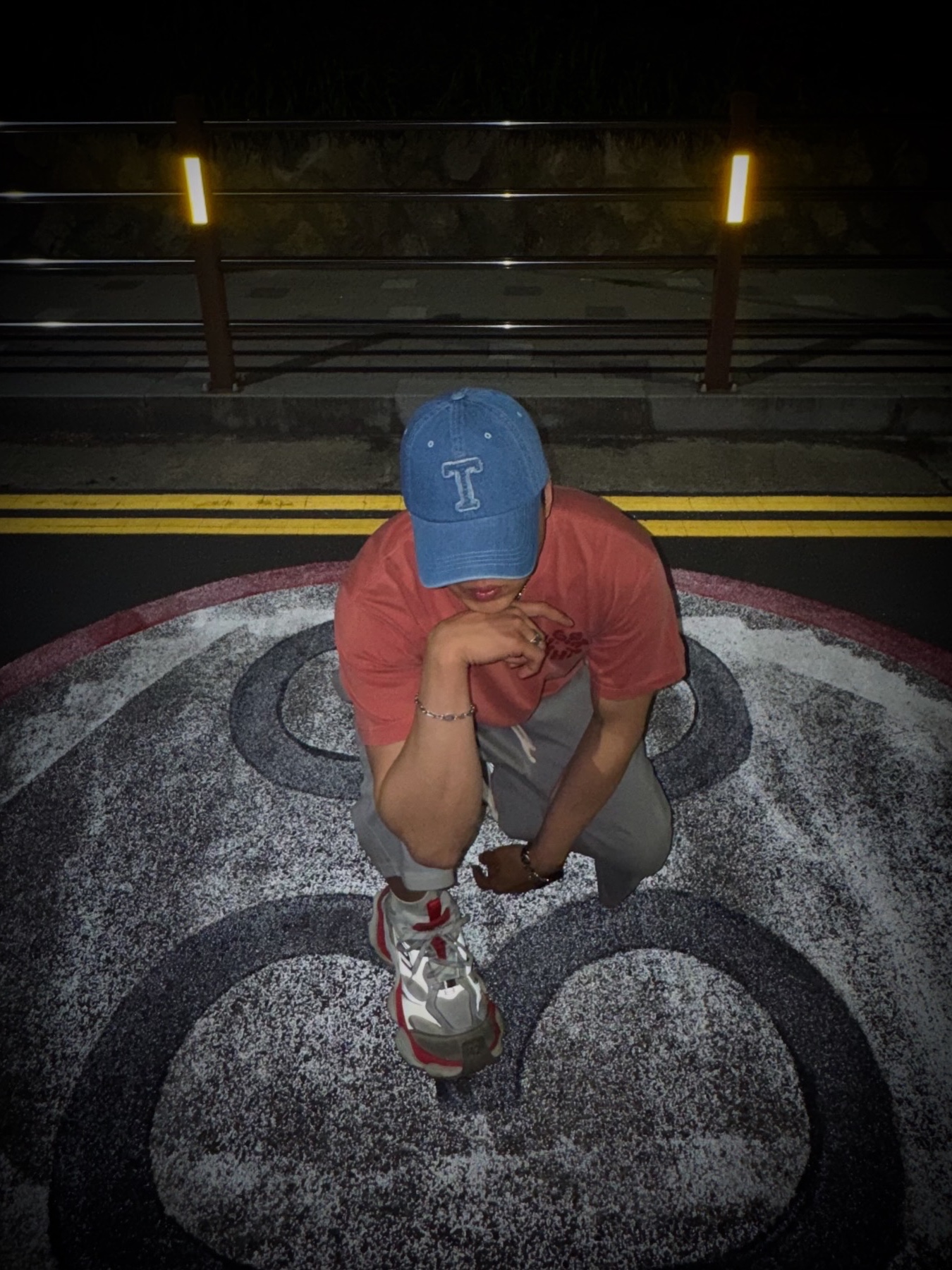 Balenciaga Cargo Sneakers Beige Grey Red 착용 스타일 - 4