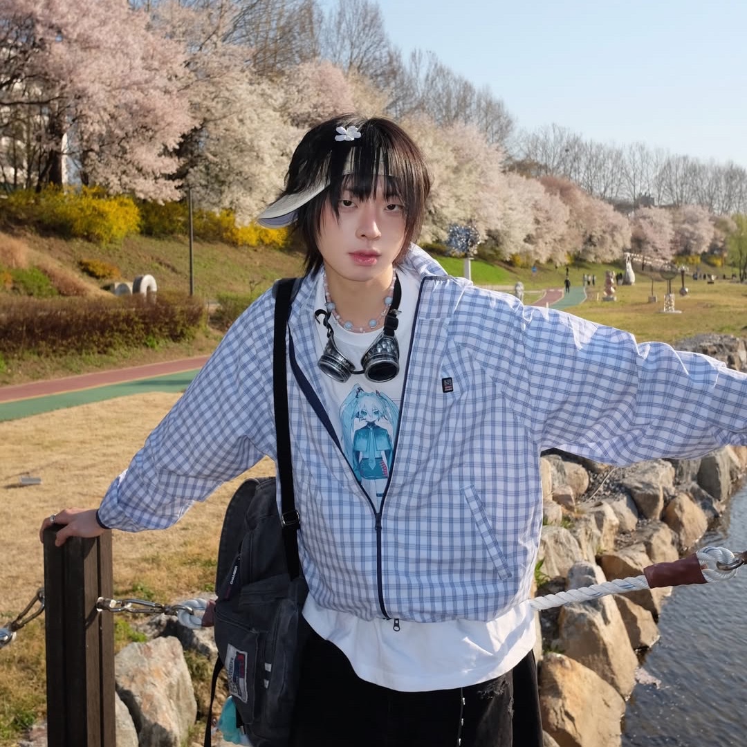 SPORT CHAMBER SC Sporty Rucksack Charcol, SPORT CHAMBER SC Square Check Windbreaker WHITE 착용 스타일 - 3