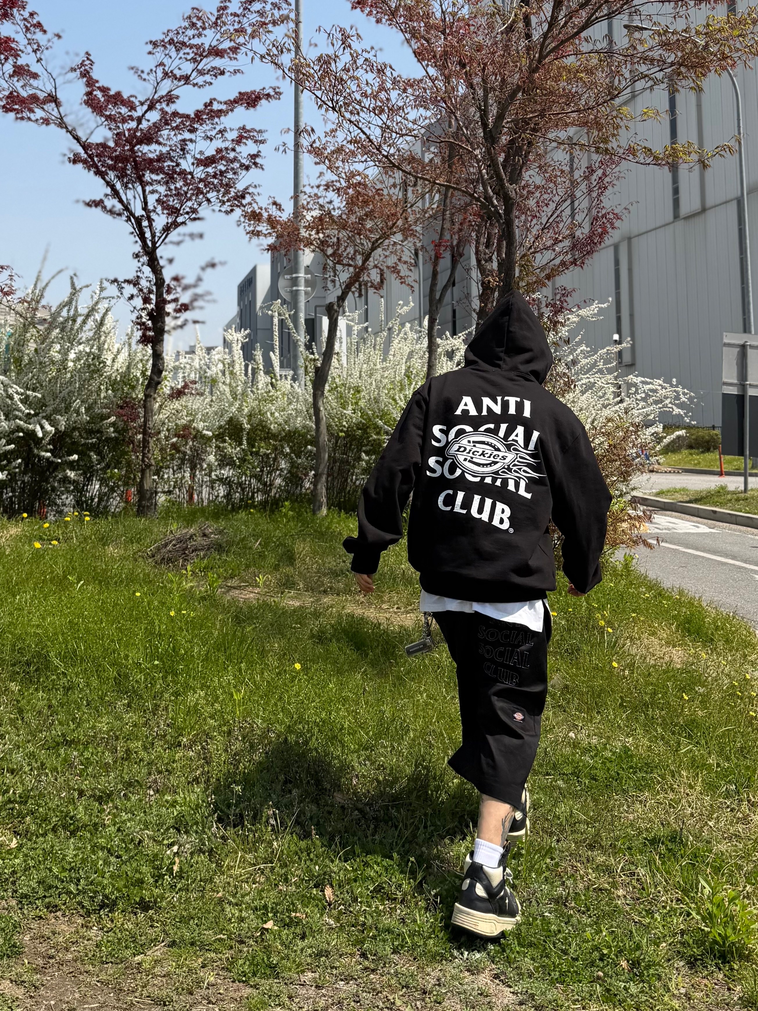 Anti Social Social Club x Dickies Work Shorts Black, Anti Social Social Club x Dickies Flame Hoodie Black 착용 스타일 - 4