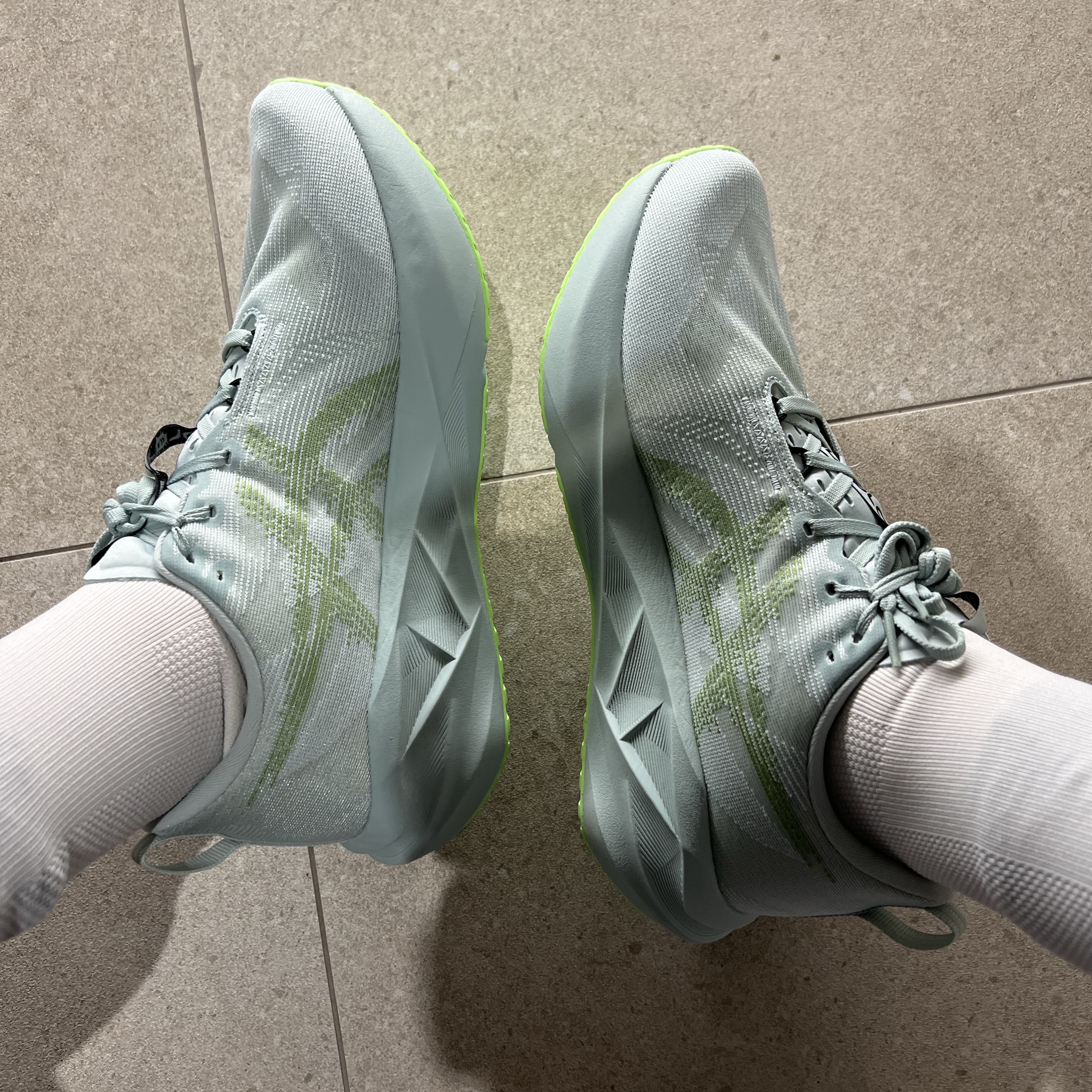 Asics Novablast 5 Cold Moss Light Orange 착용 스타일