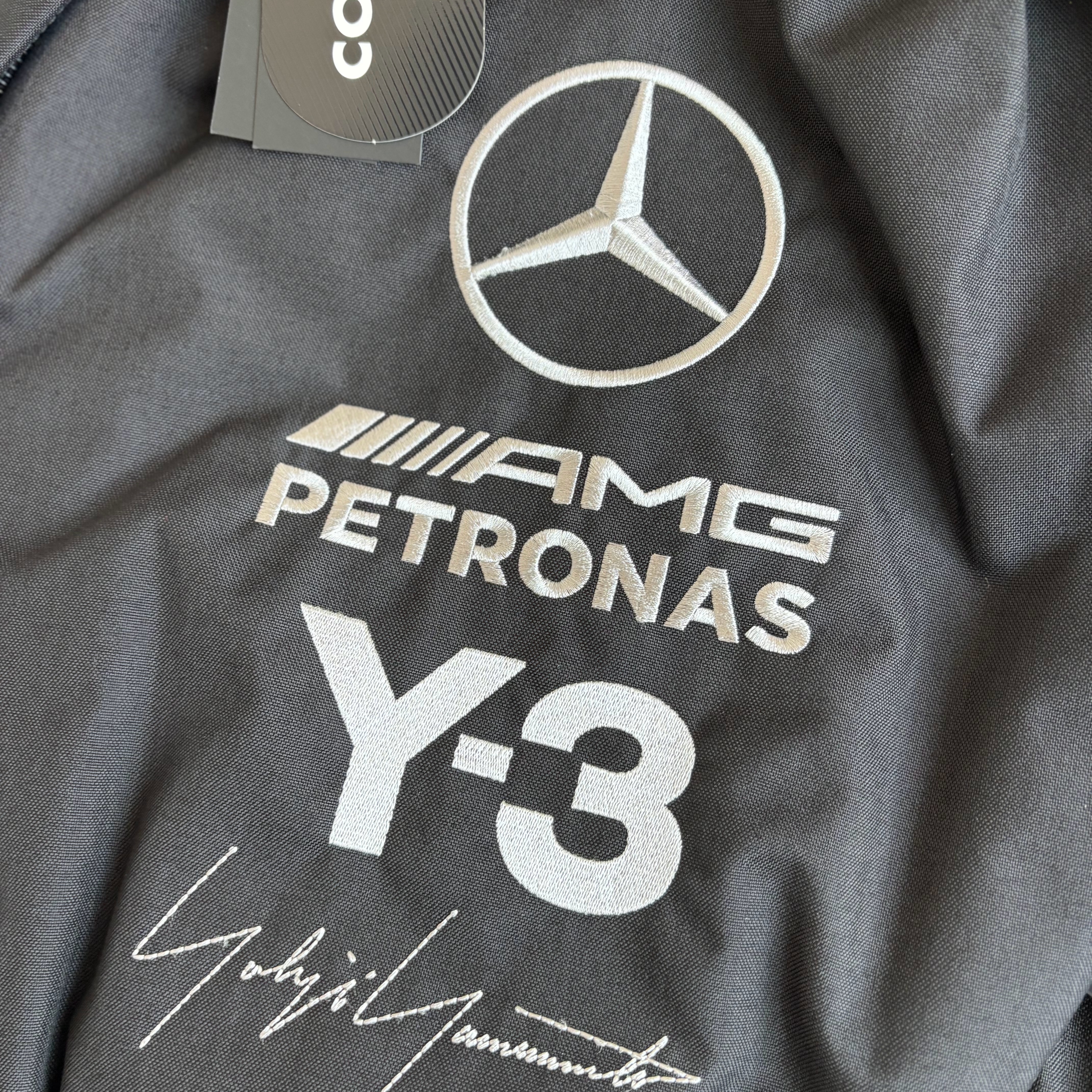 Mercedes AMG Petronas x Y-3 F1 Team Silver Arrow Backpack Black 착용 스타일 - 2