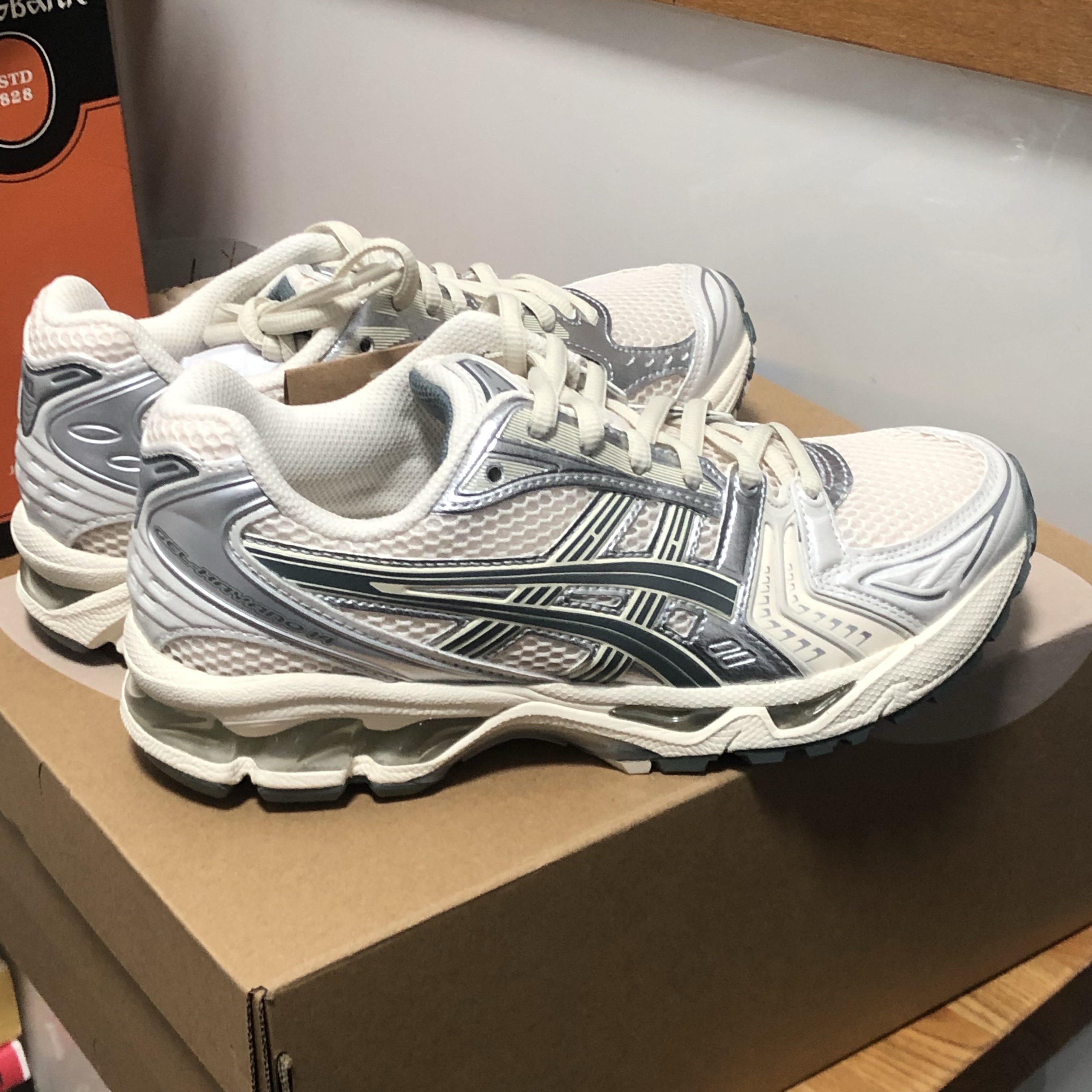 Asics Gel-Kayano 14 Birch Dark Pewter 착용 스타일