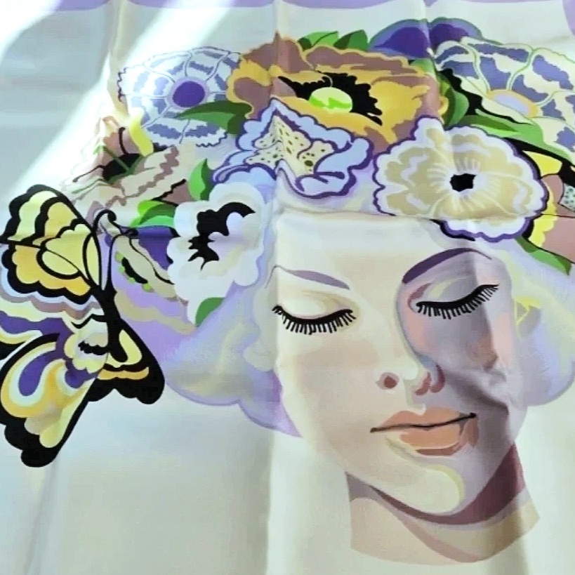 (W) Prada Fantasy Silk 55 Foulard Wisteria 착용 스타일 - 1