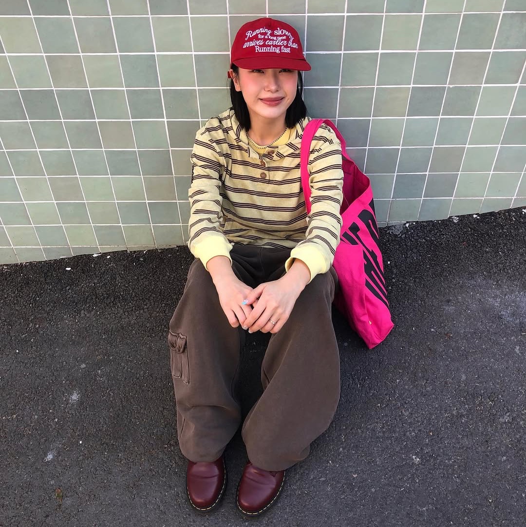 MAINBOOTH Beatles x Tote Bag Pink 착용 스타일 - 2