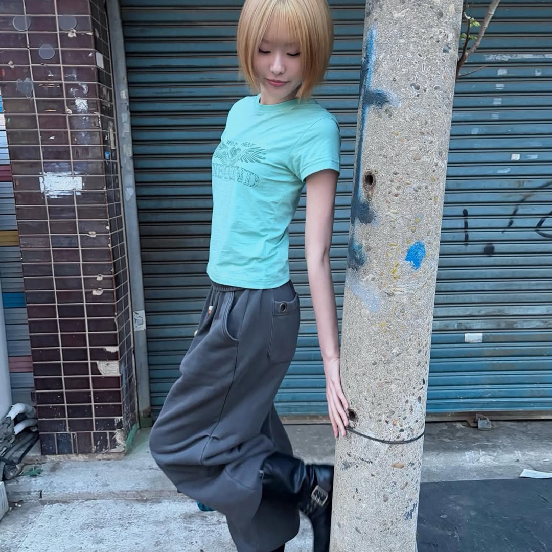 MAINBOOTH Heartwing T-shirt Mint 착용 스타일 - 4