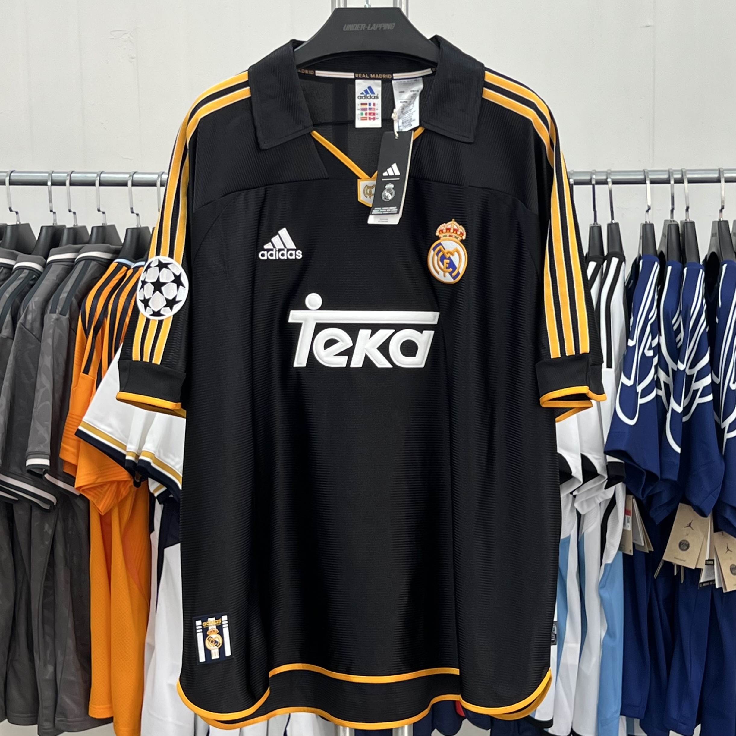 Adidas Real Madrid 99/00 Home Jersey White - KR Sizing (Non Marking Ver.), Adidas Real Madrid 99/00 Away Jersey Black - KR Sizing (Non Marking Ver.) 착용 스타일 - 2