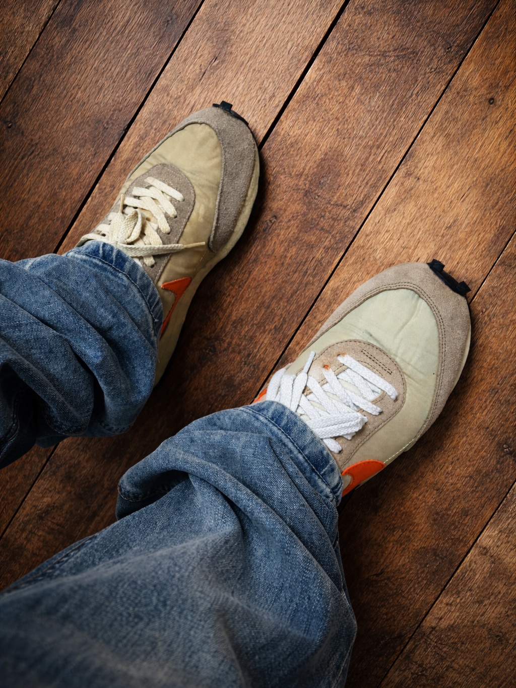 Nike Daybreak SP Vegas Gold College Orange 착용 스타일