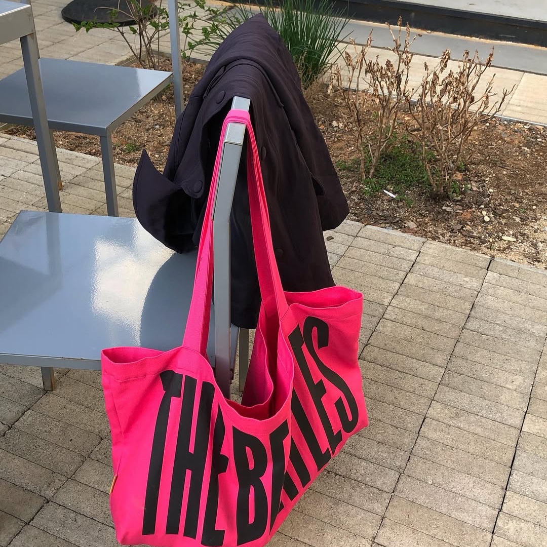 MAINBOOTH Beatles x Tote Bag Pink 착용 스타일 - 9