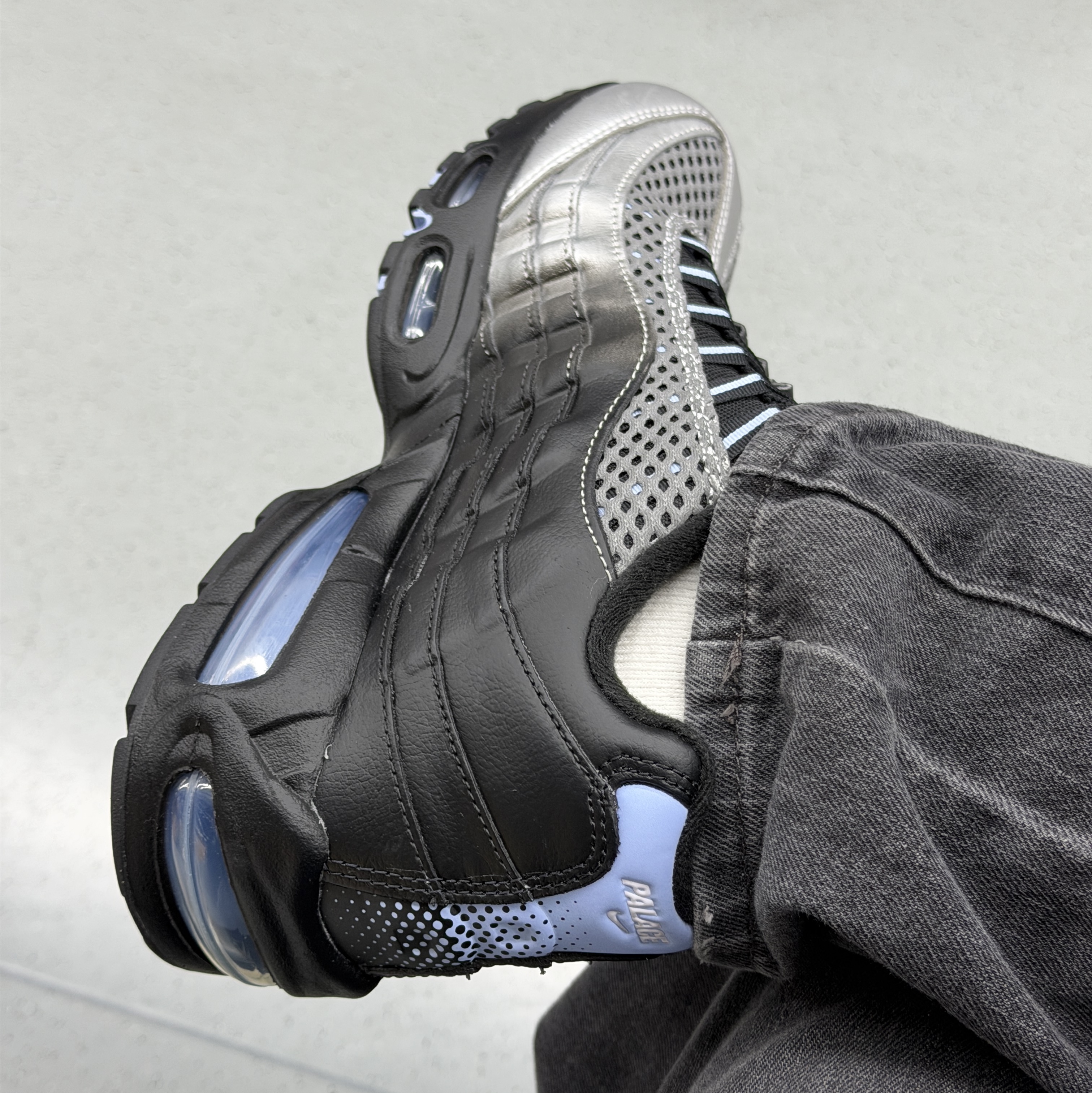 Nike x Palace Air Max 95 Metallic Silver Aluminum 착용 스타일 - 5