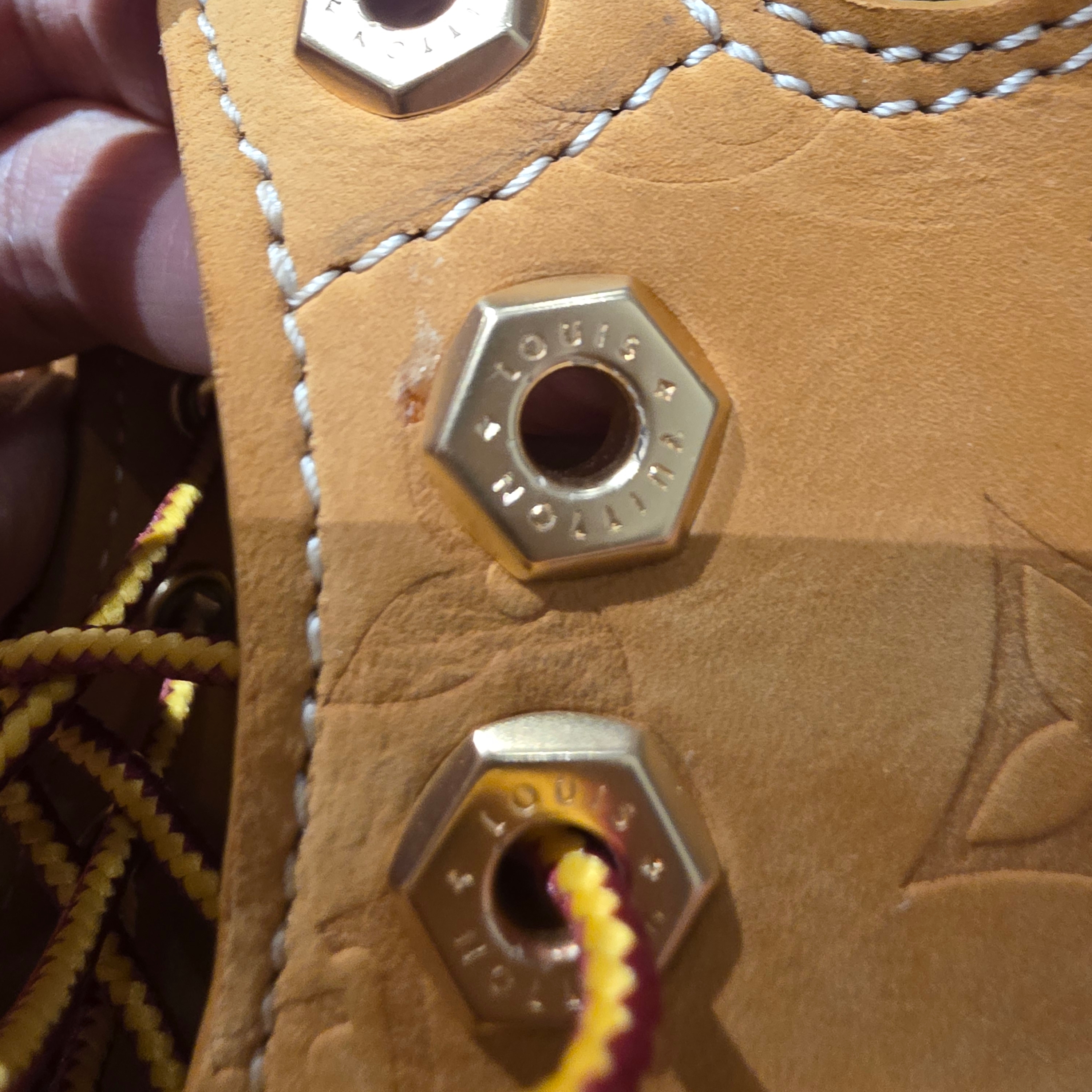 Louis Vuitton x Timberland 6 Inch Ankle Boot Beige 착용 스타일 - 7
