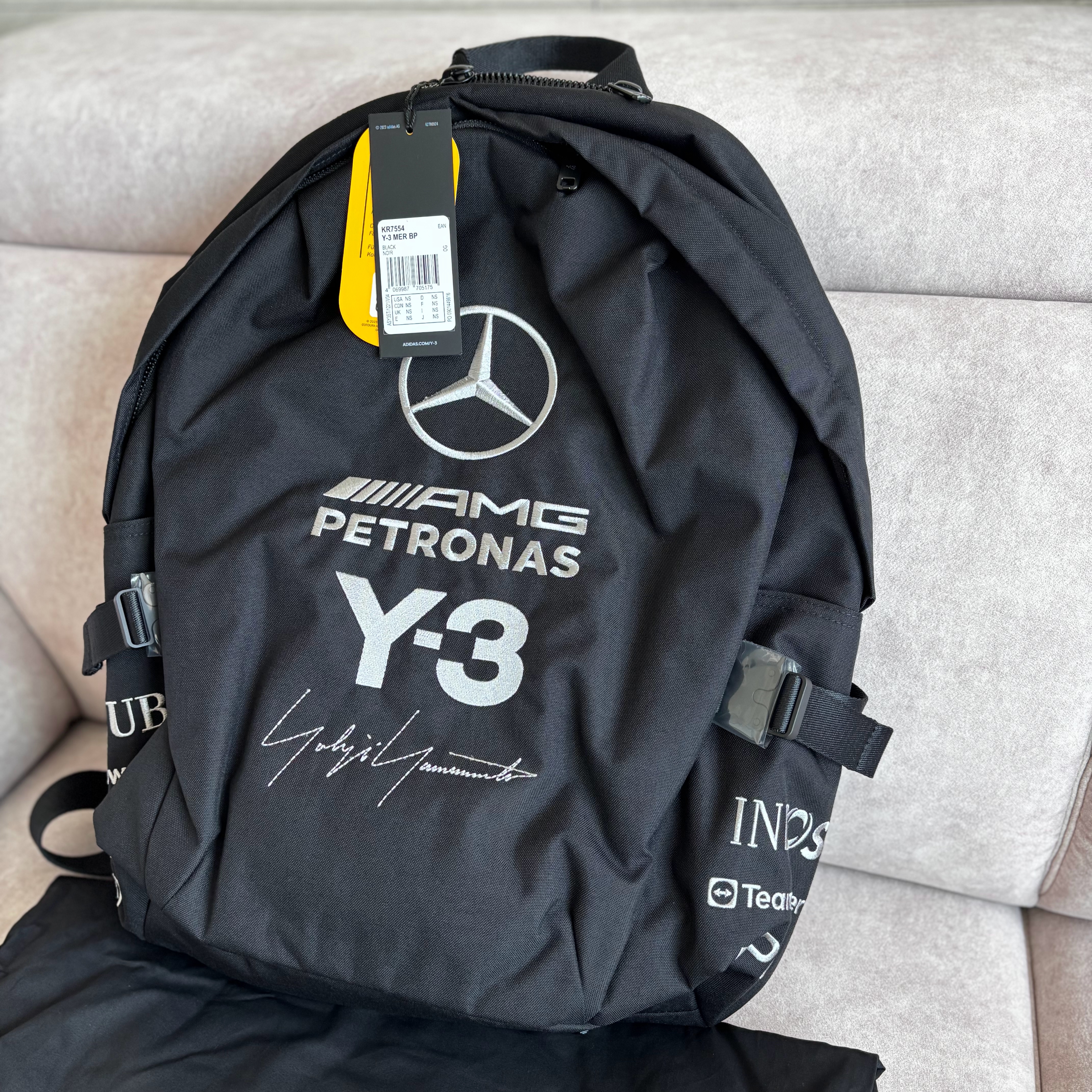 Mercedes AMG Petronas x Y-3 F1 Team Silver Arrow Backpack Black 착용 스타일 - 1