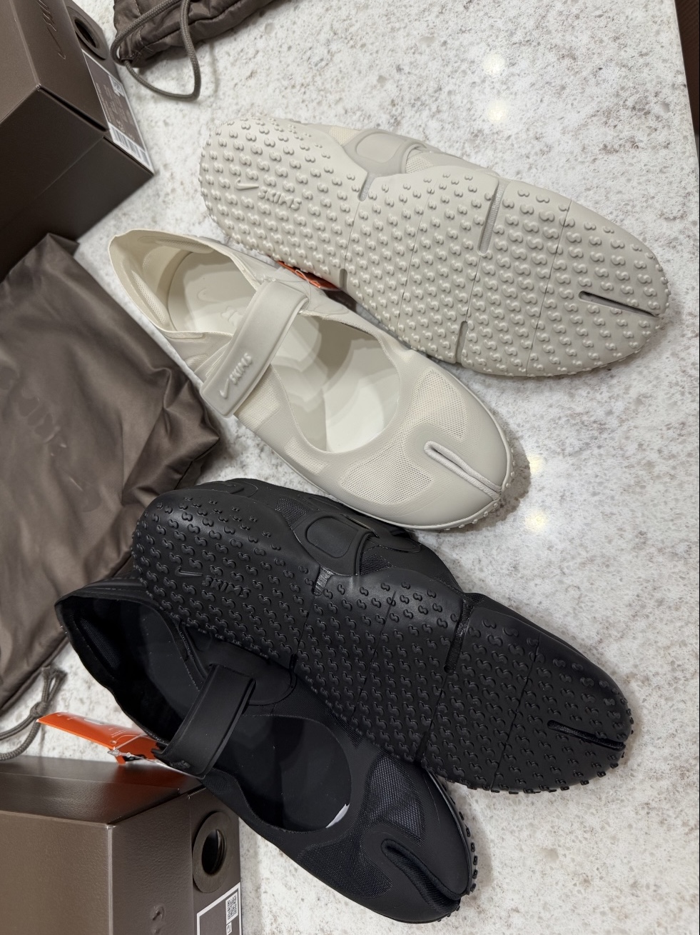 (W) NikeSKIMS Rift Mesh Shoes Light Bone Light Orewood Brown Light Bone, (W) NikeSKIMS Rift Mesh Black Dark Smoke Grey 착용 스타일 - 6