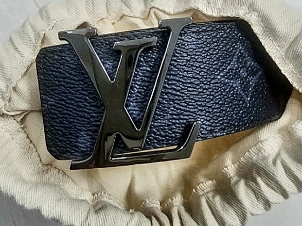 Louis Vuitton Initiales 40mm Reversible Belt Monogram Eclipse Dark Ruthenium 착용 스타일 - 1