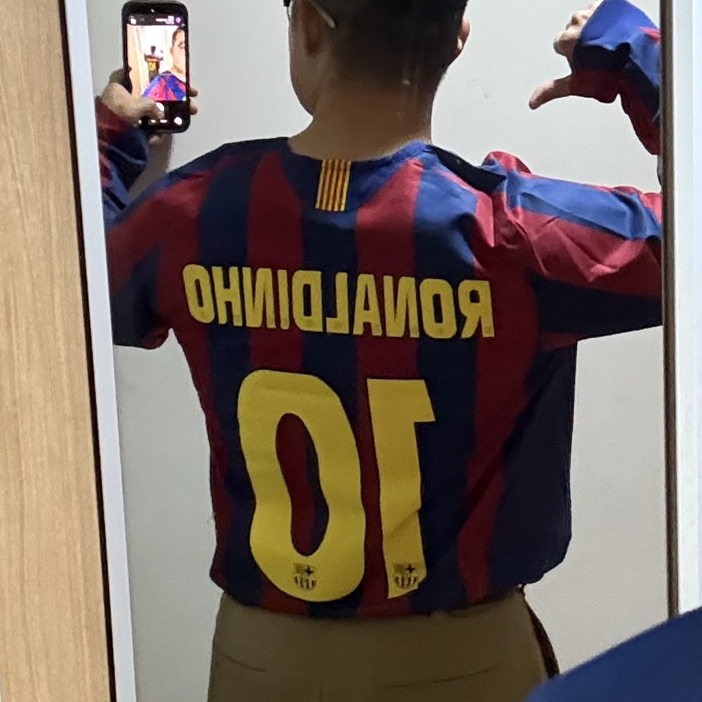 Adidas Samba OG Black White Gum, Nike Ronaldinho FC Barcelona 2005/06 Retro Soccer Replica Long-Sleeve Jersey (HQ1462-471) (Marking Ver.) 착용 스타일 - 2