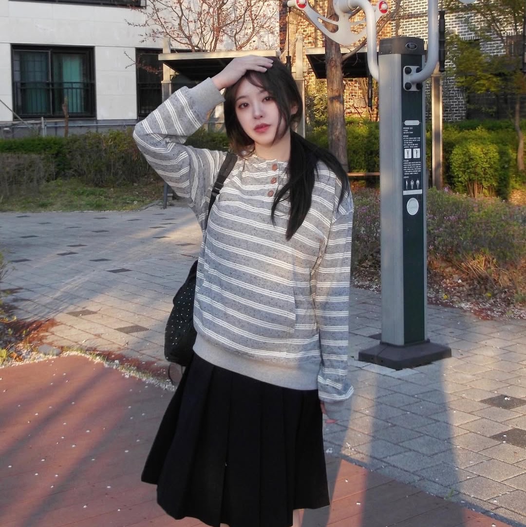 MAINBOOTH Cookie Stripe Hood T-shirt GRAY 착용 스타일 - 1