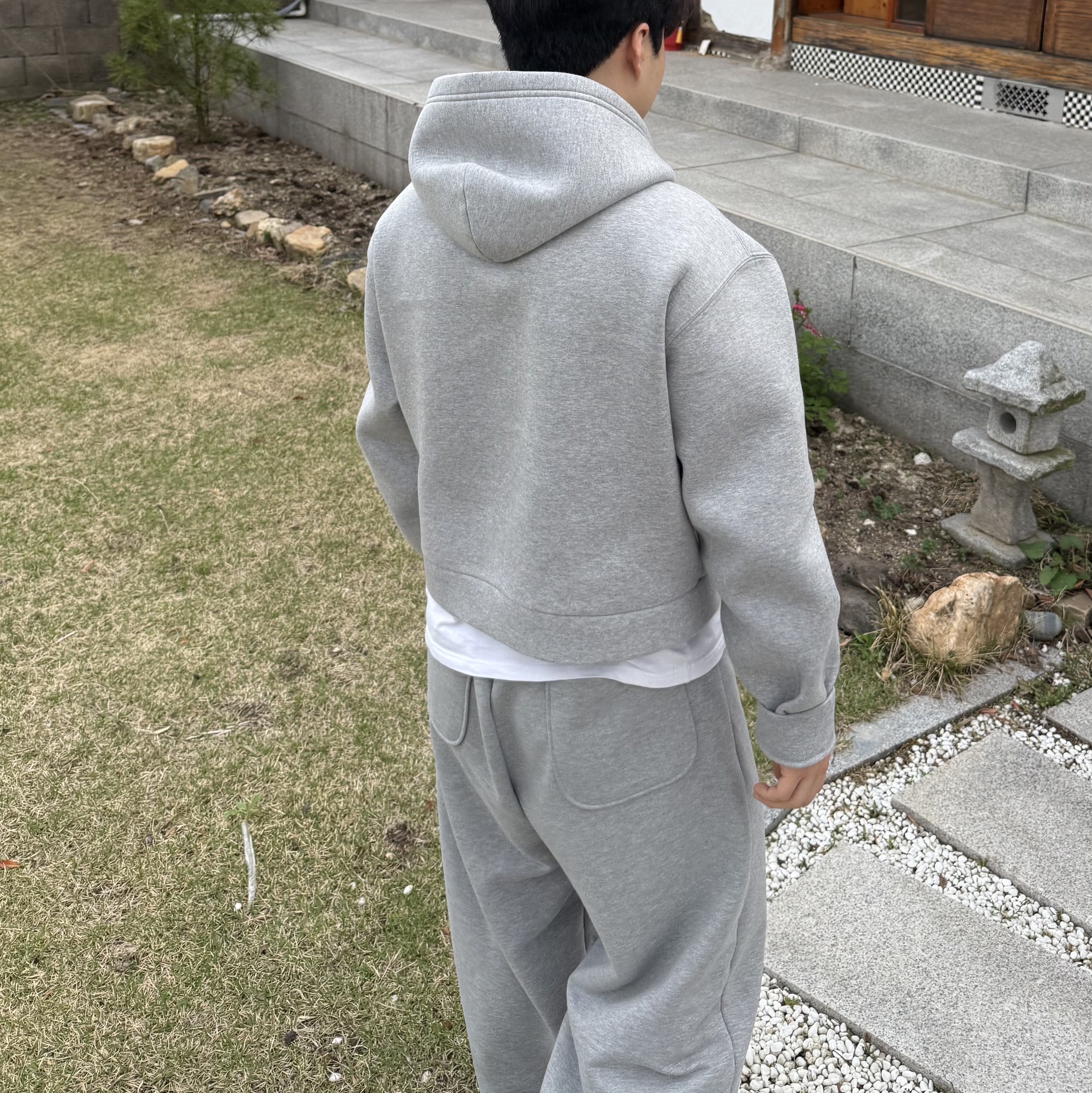 MJD X Koin Seoul Cropped Zip-Up Hoodie Melange Grey, MJD Everyday Heavy Sweat Baggy Pants Melange Grey 착용 스타일 - 2