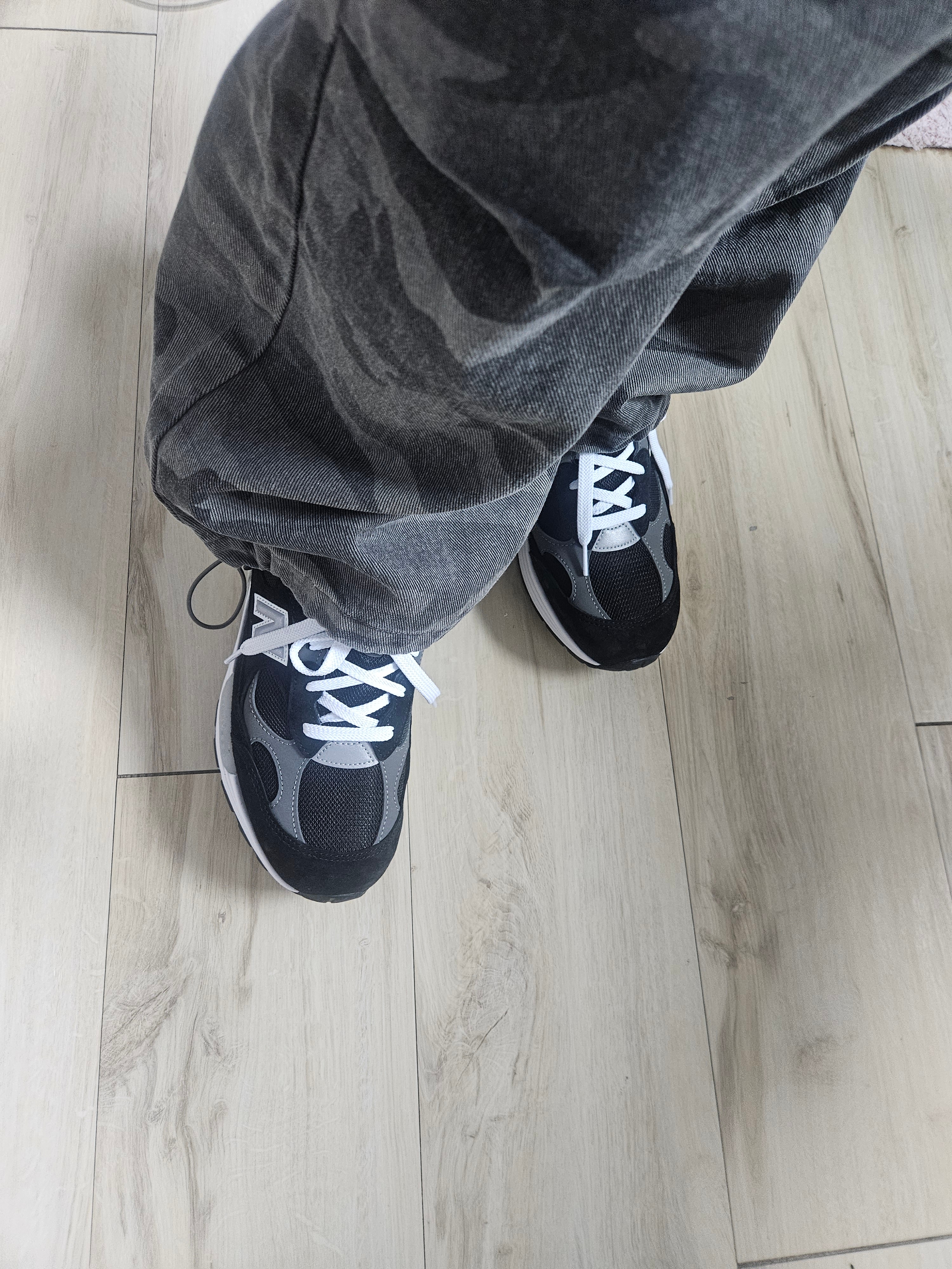 New Balance 992 Made in USA Core Black Grey 착용 스타일 - 1