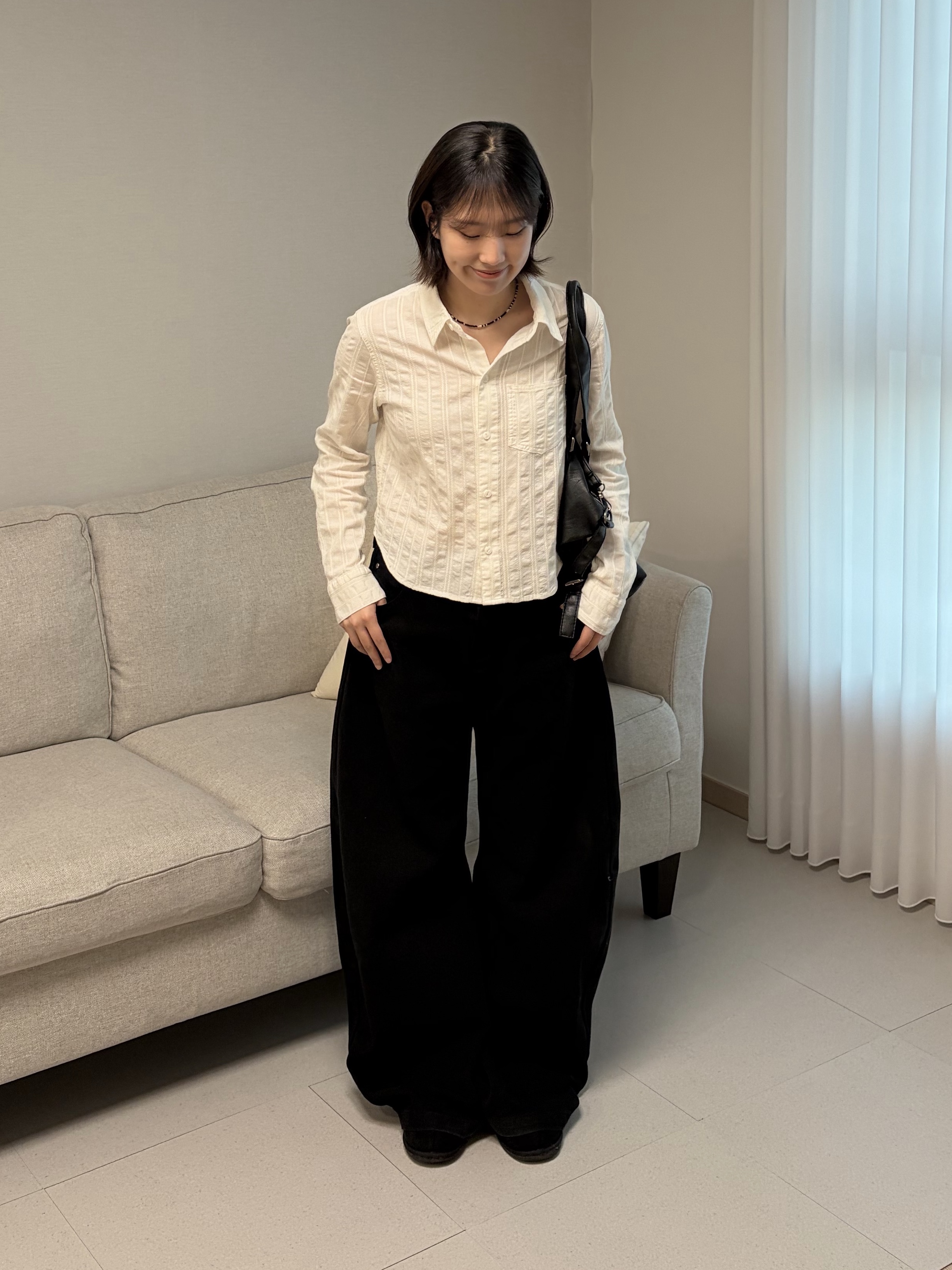 Haleine Cut-Off Cropped Stripe Shirts White (WT315), SATUR W Cotton Curved Pants Black 착용 스타일 - 1