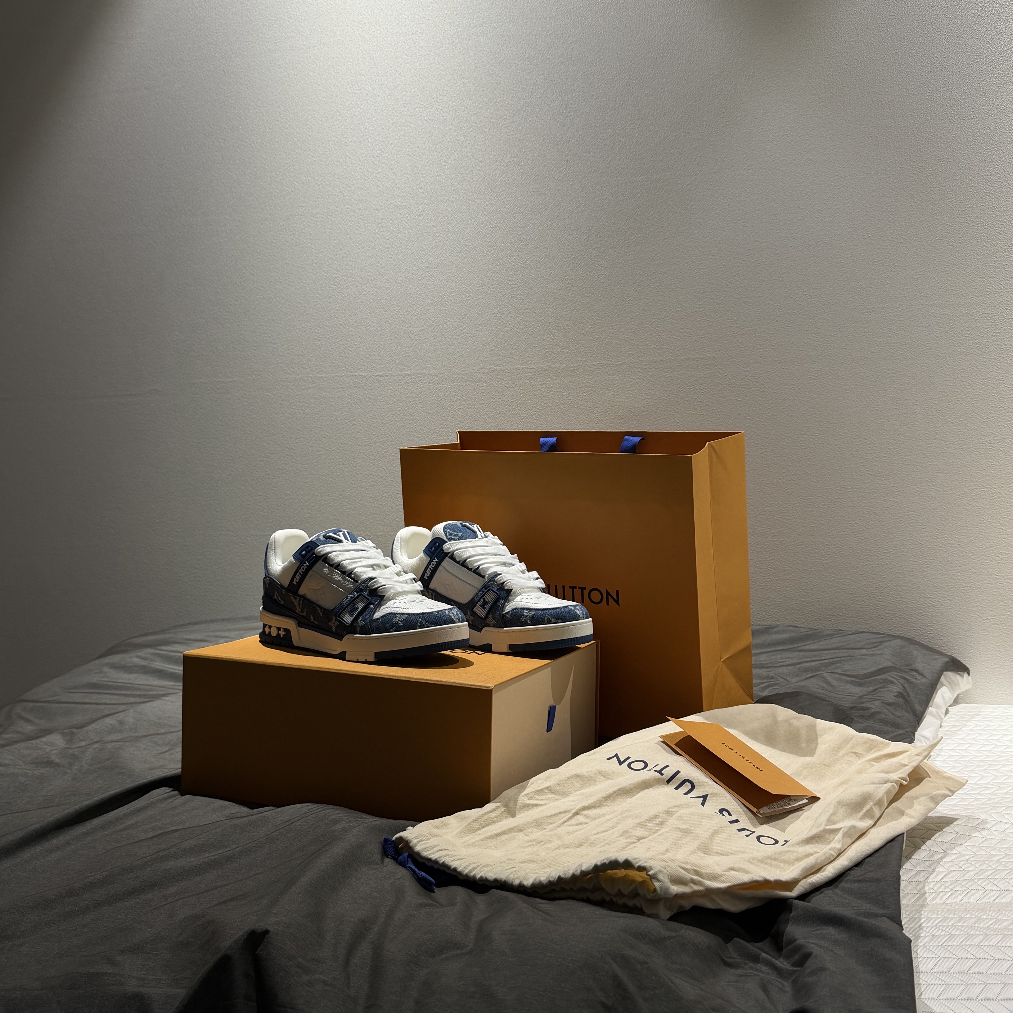 Louis Vuitton LV Trainer Sneakers Monogram Denim Blue 착용 스타일 - 5
