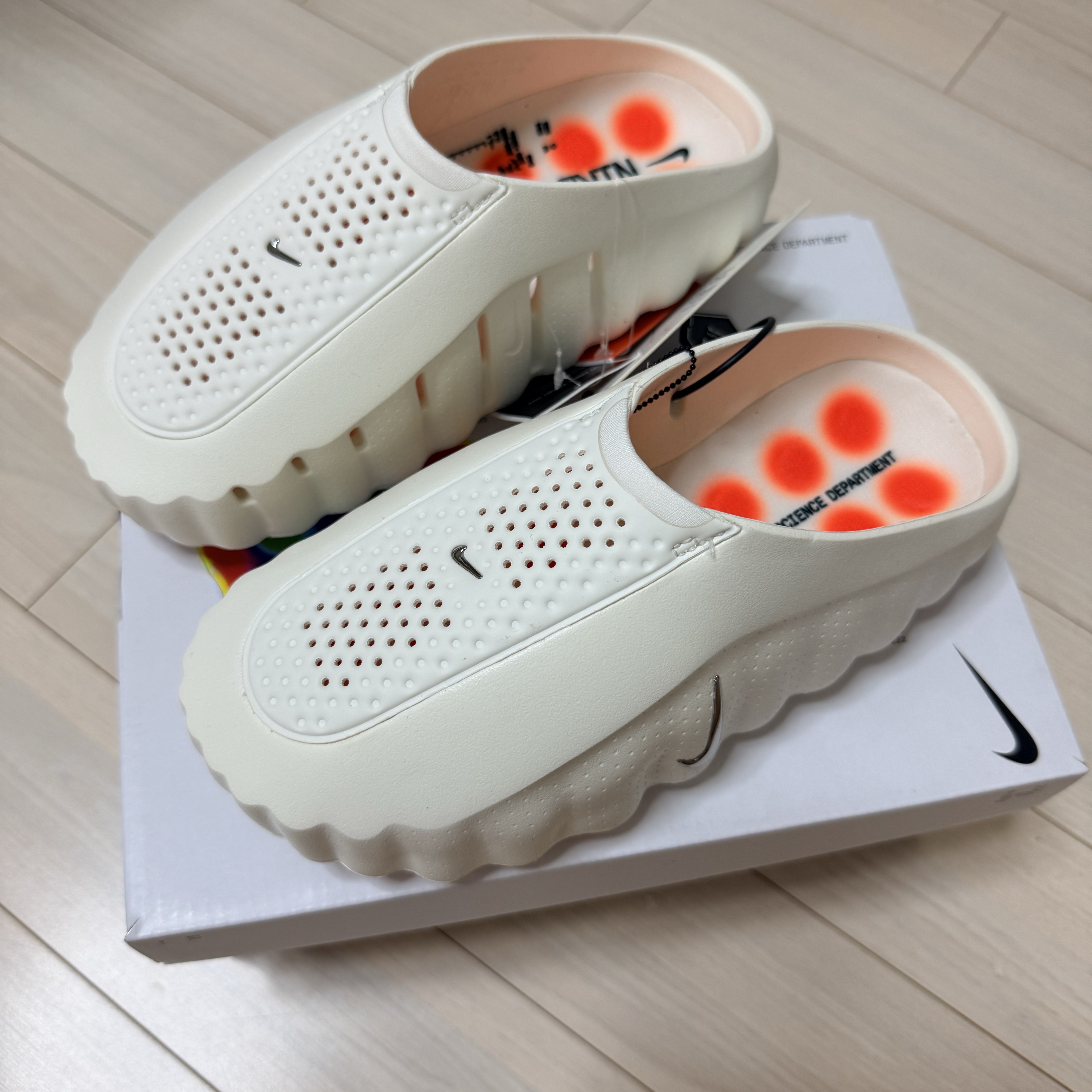 (W) Nike Mind 001 Sail Hyper Crimson 착용 스타일 - 2