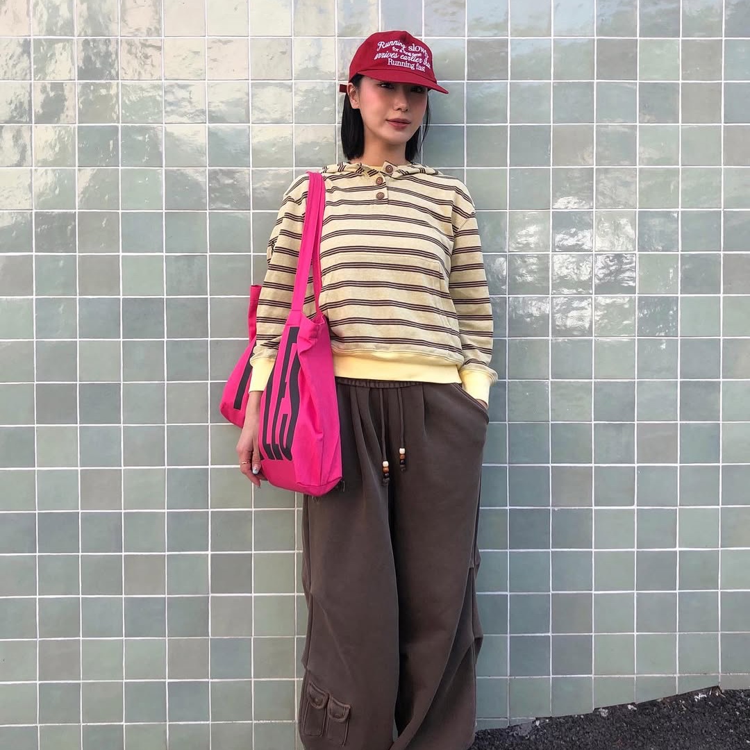 MAINBOOTH Cookie Stripe Hood T-shirt YELLOW, MAINBOOTH Nomad Sweat Pants BROWN 착용 스타일 - 7