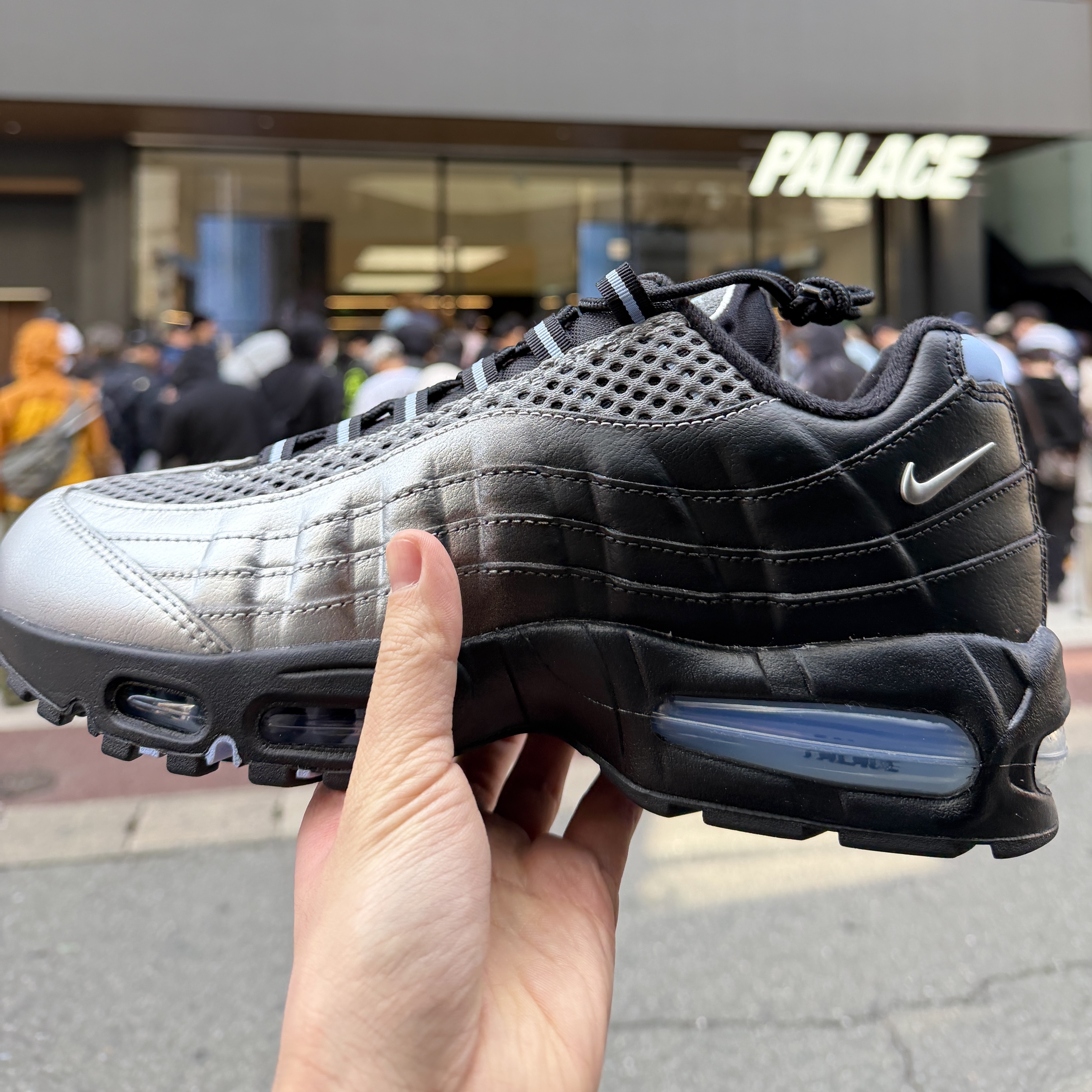 Nike x Palace Air Max 95 Metallic Silver Aluminum 착용 스타일 - 1