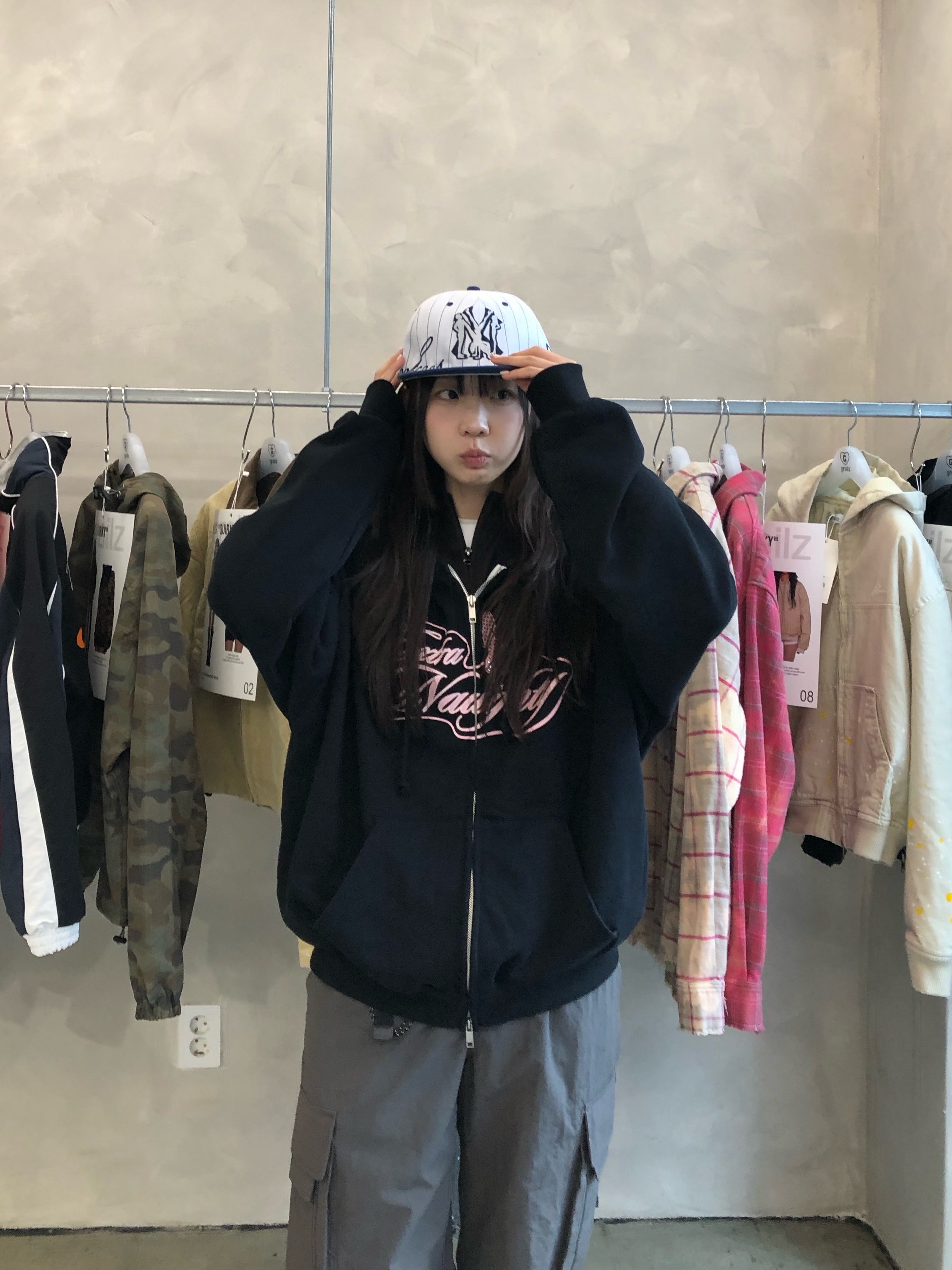 Project G/R Happiness Zip Hoodie Navy 착용 스타일