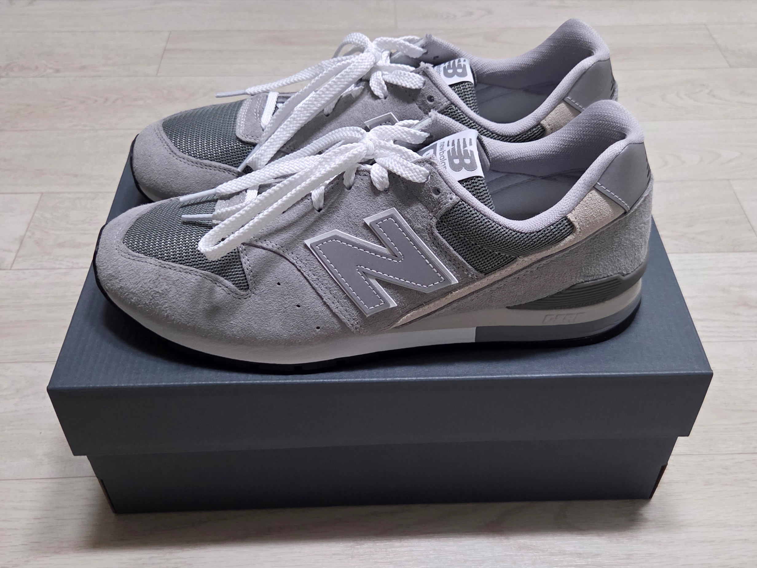 New Balance 992 Made in USA Core Grey Silver Metallic, New Balance 992 Made in USA Moonrock Mushroom 착용 스타일 - 7