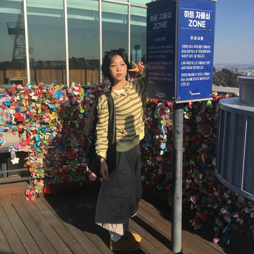 MAINBOOTH Cookie Stripe Hood T-shirt YELLOW 착용 스타일 - 6