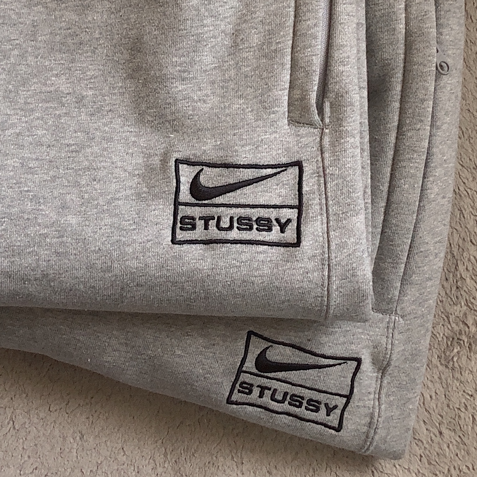 Nike x Stussy NRG Fleece Pants Dark Grey Heather (DO9340-063) 착용 스타일 - 1