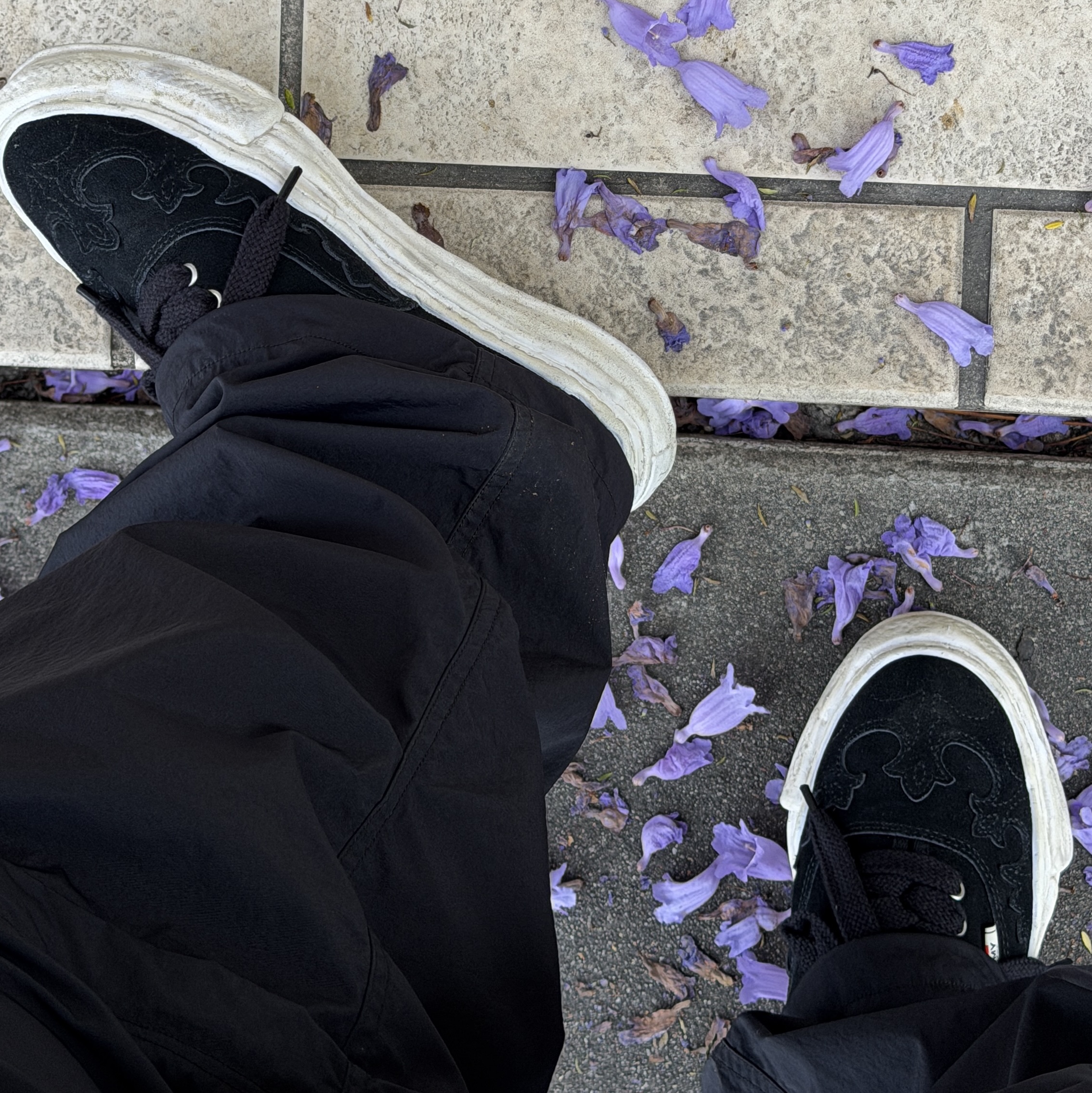 Maison Mihara Yasuhiro Baker OG Sole Western Detail Suede Low-top Sneakers Black 착용 스타일 - 2