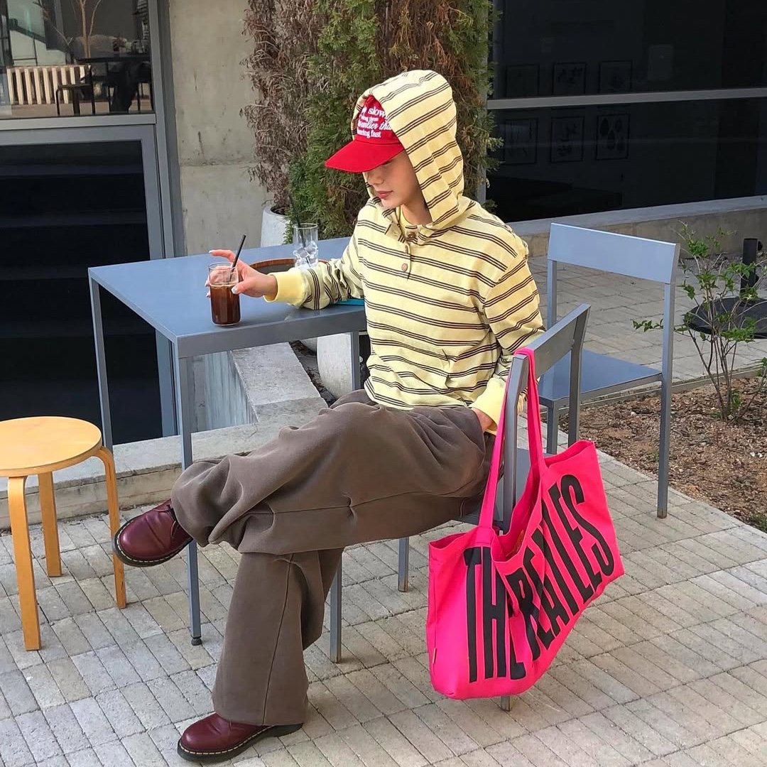 MAINBOOTH Cookie Stripe Hood T-shirt YELLOW, MAINBOOTH Nomad Sweat Pants BROWN 착용 스타일 - 2