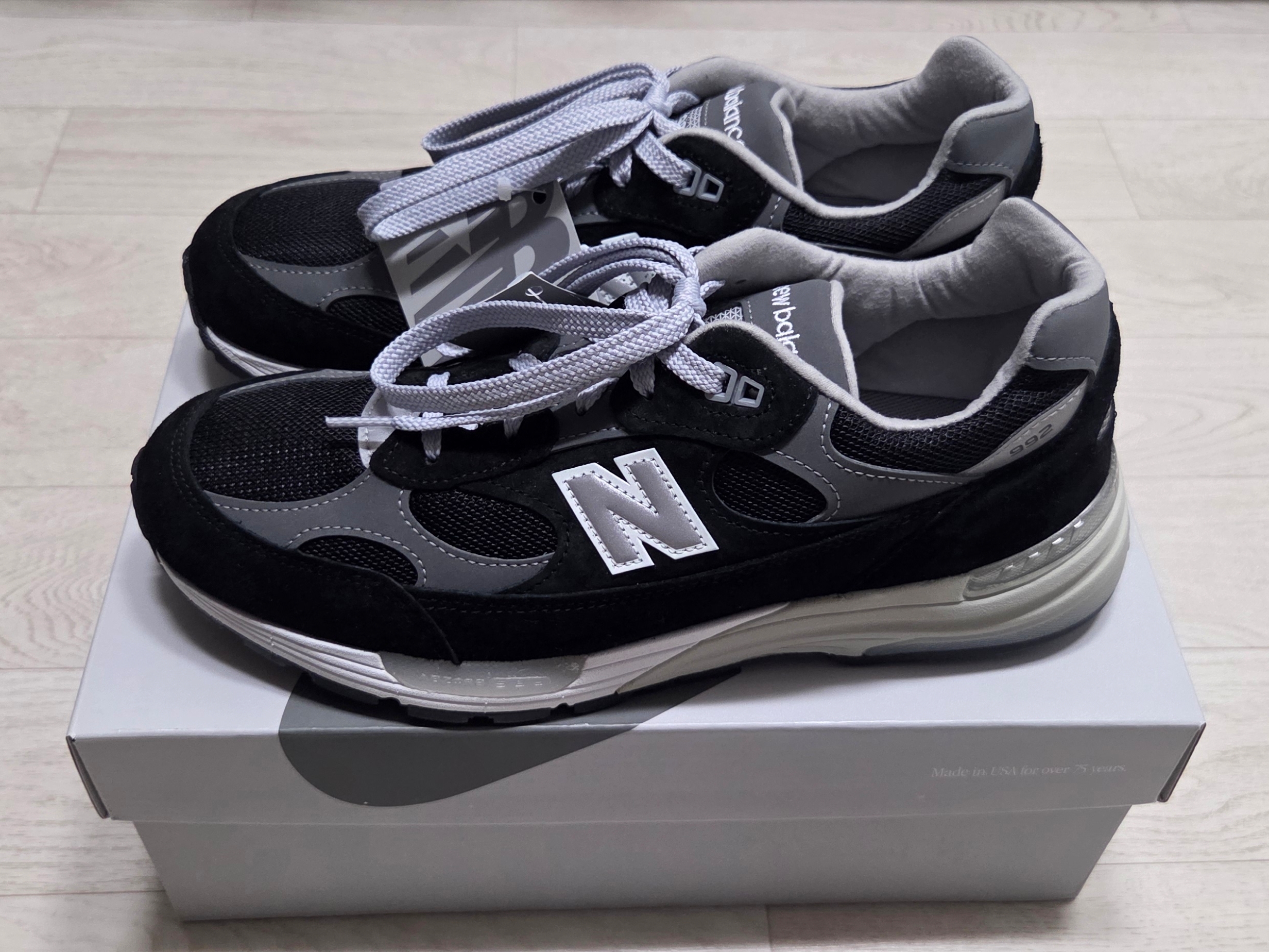 New Balance 992 Made in USA Core Grey Silver Metallic, New Balance 992 Made in USA Moonrock Mushroom 착용 스타일 - 3