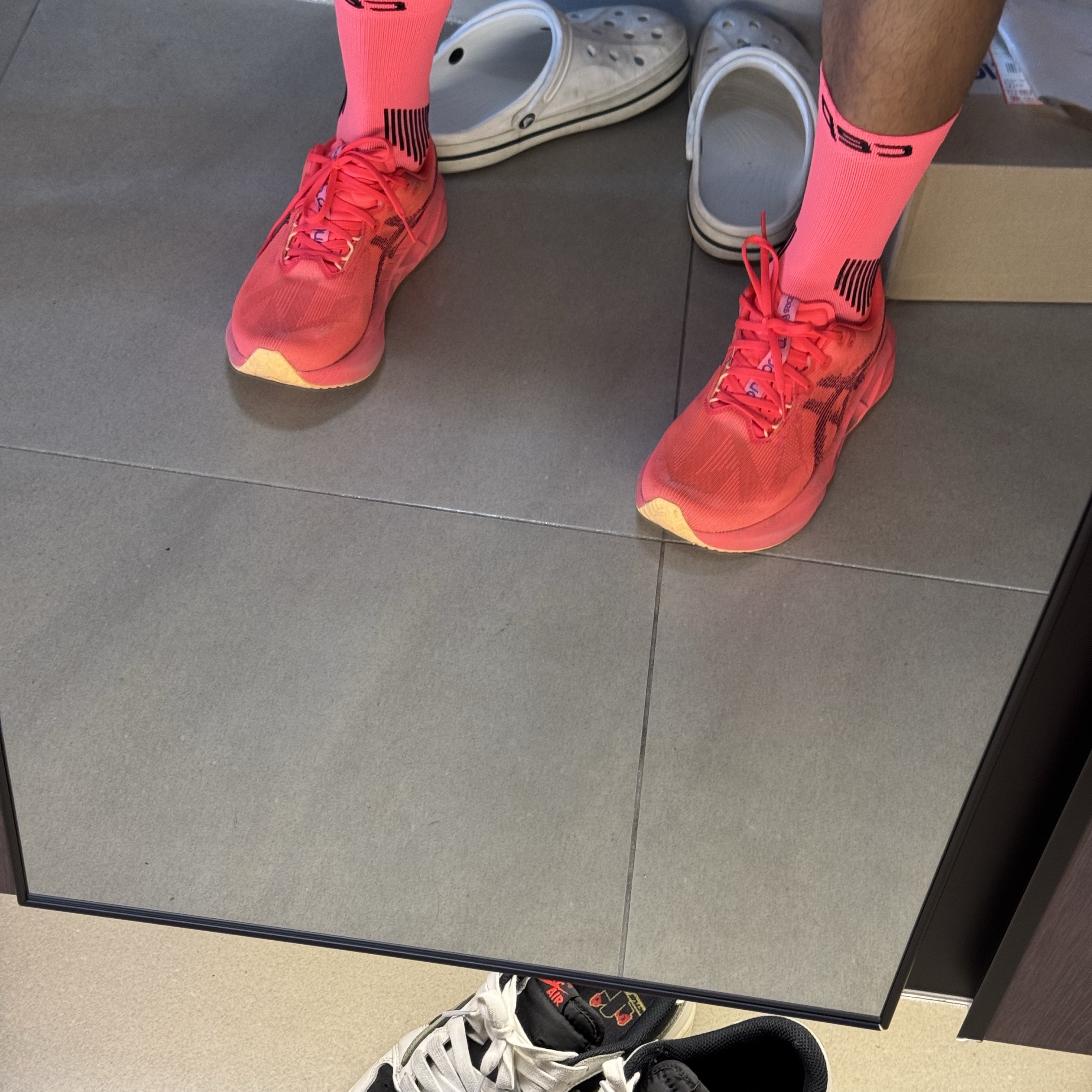 Asics Novablast 5 Flash Red Edo Purple, (W) CEP Core Run Socks Mid Cut Neon Coral 착용 스타일