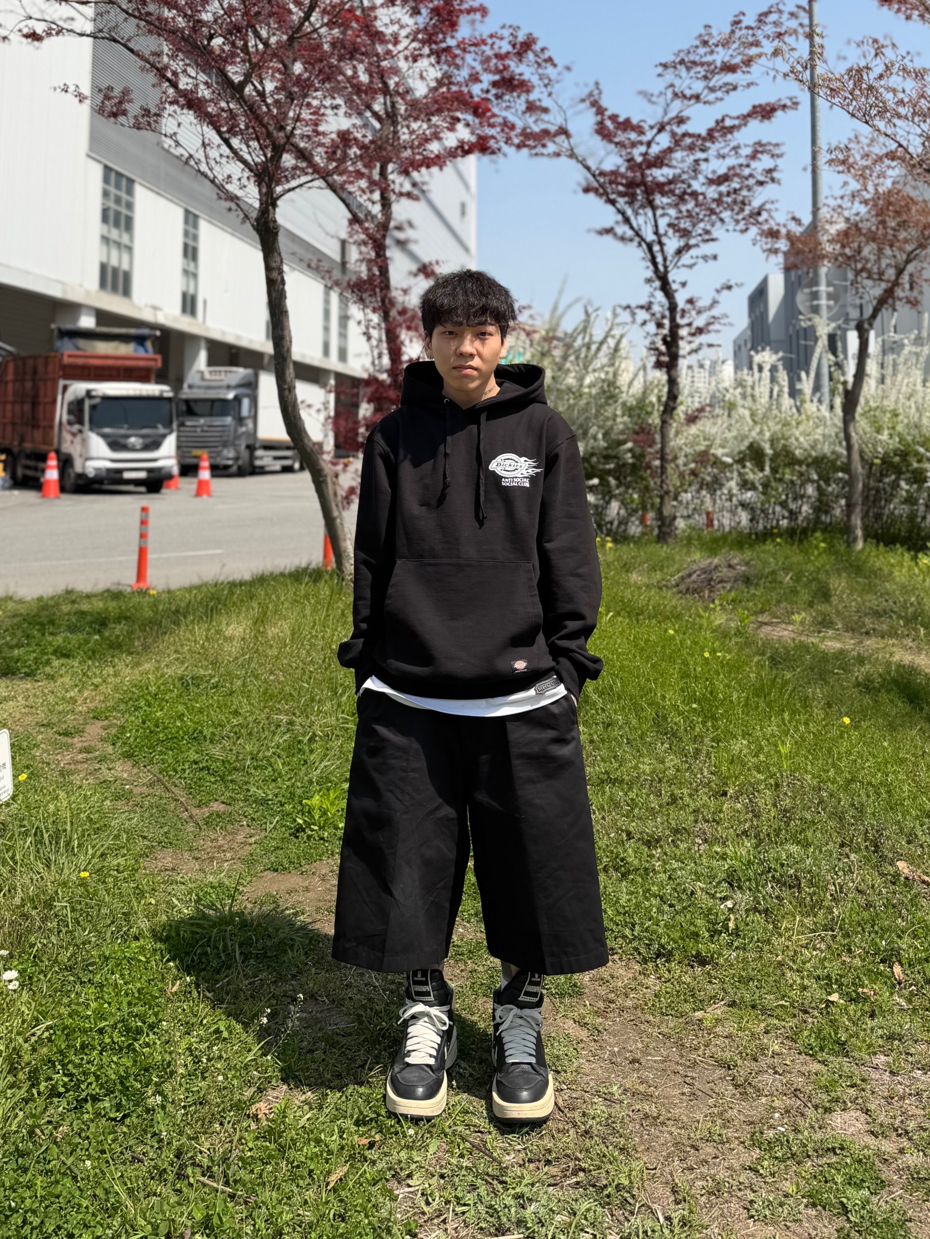 Anti Social Social Club x Dickies Work Shorts Black, Anti Social Social Club x Dickies Flame Hoodie Black 착용 스타일 - 5