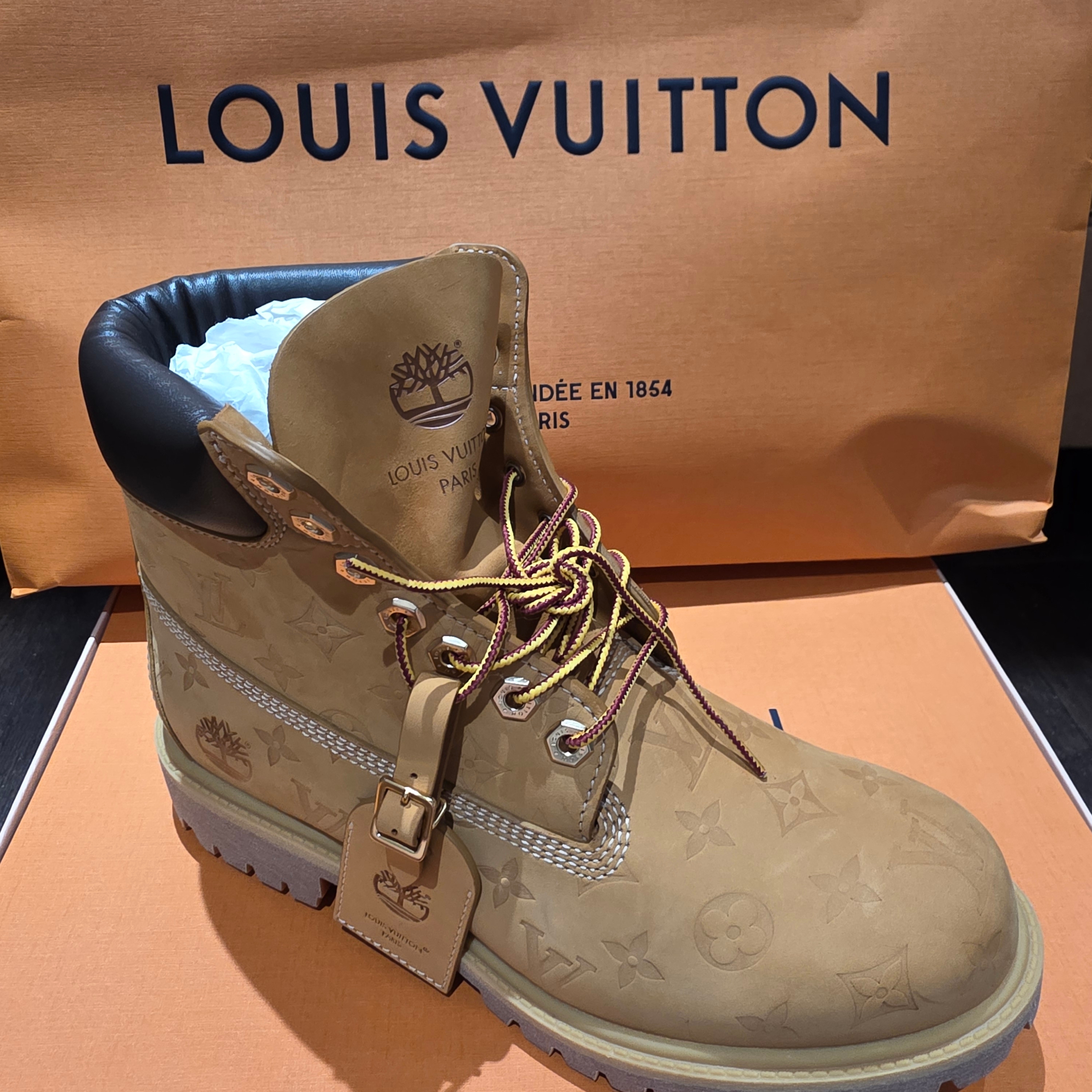Louis Vuitton x Timberland 6 Inch Ankle Boot Beige 착용 스타일 - 3