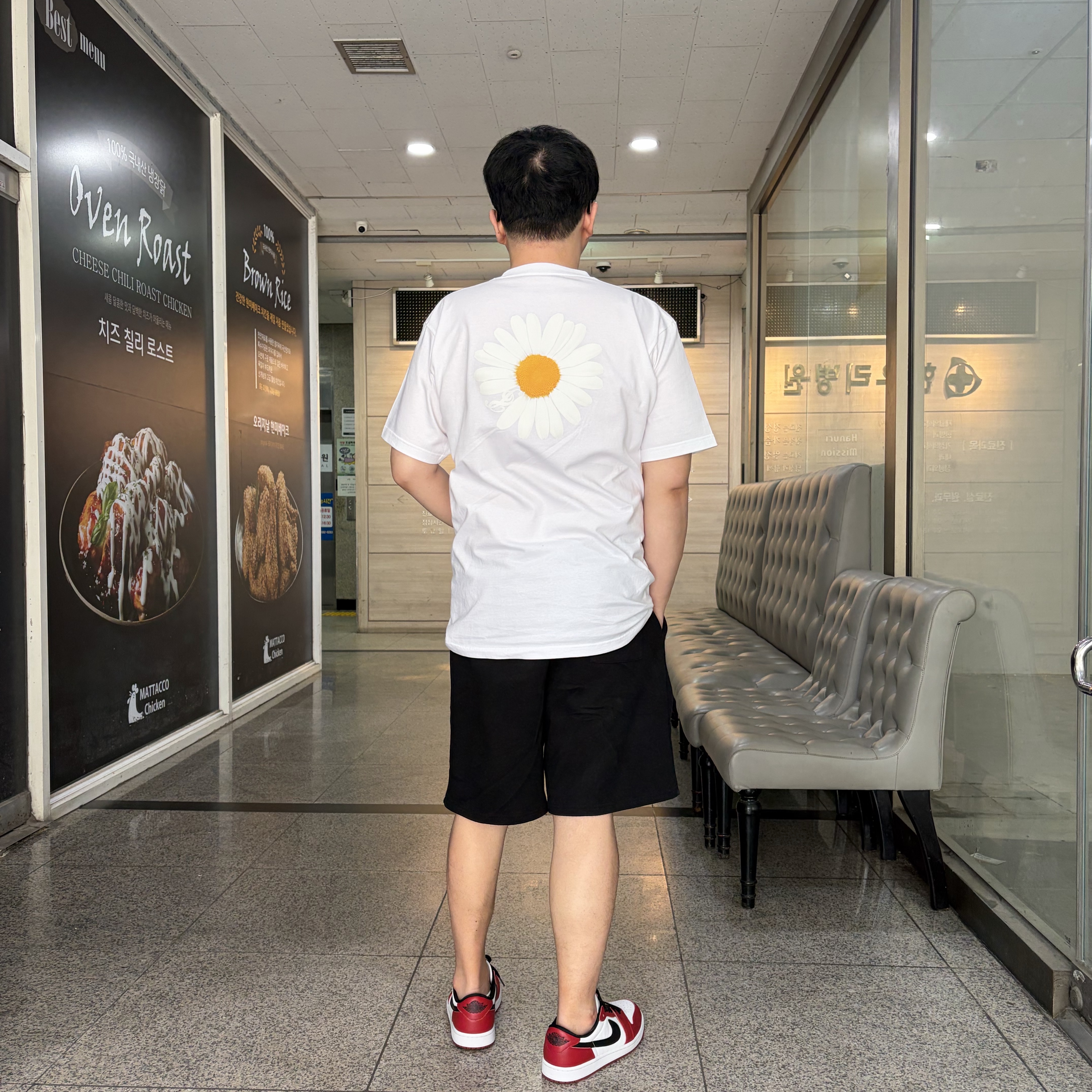 Peaceminusone x 2025 MAMA Awards Peacemamaone T-Shirt White, Jordan 1 Retro Low OG Chicago 착용 스타일