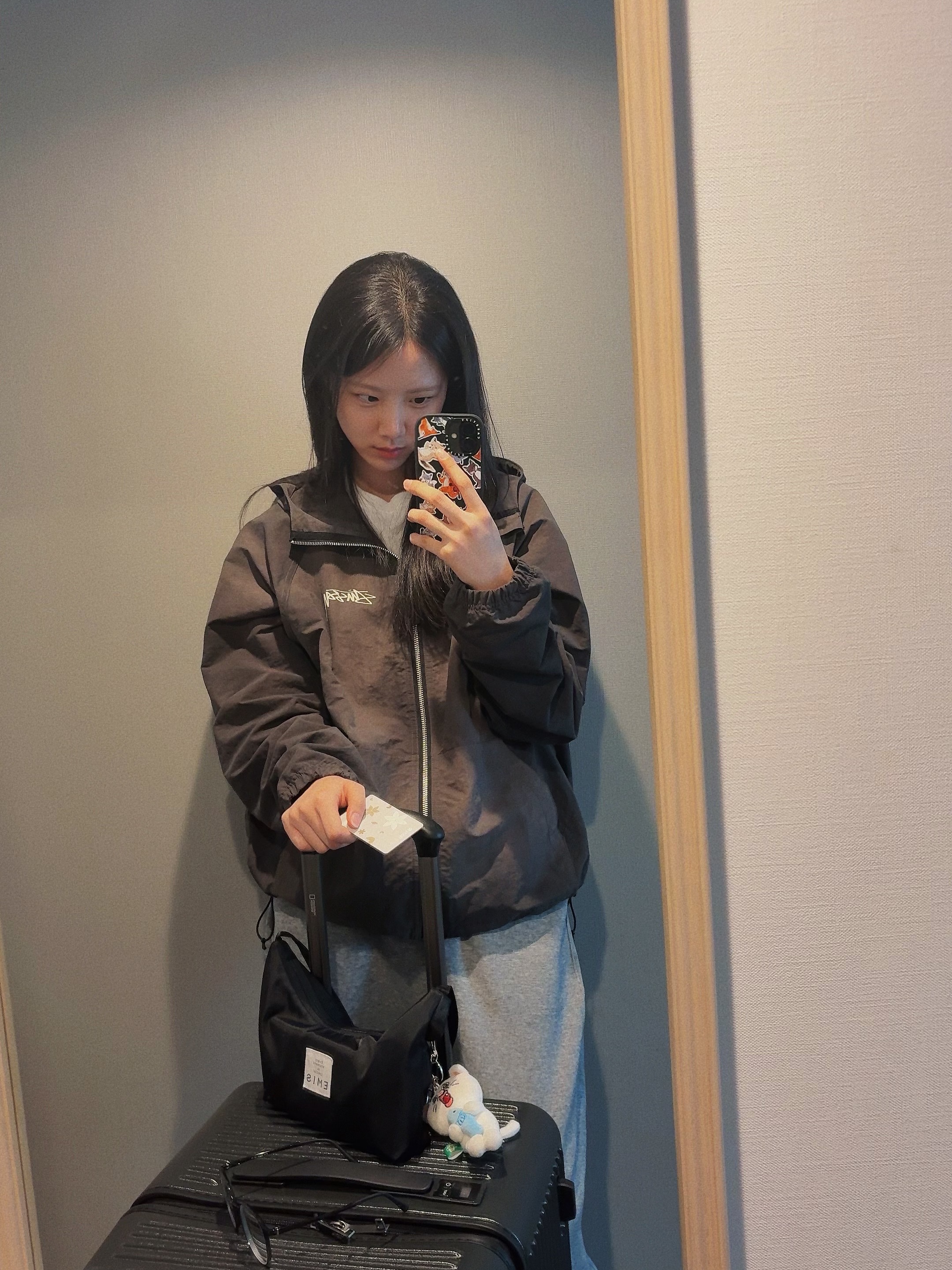 Stussy Wave Dye Beach Shell Jacket Black, Emis Emis Hobo Bag Black 착용 스타일