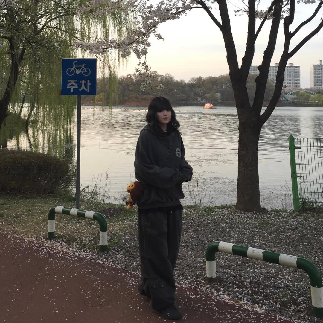 MAINBOOTH Nomad Sweat Pants CHARCOAL, Adidas Yeezy Foam RNNR Carbon 착용 스타일 - 3