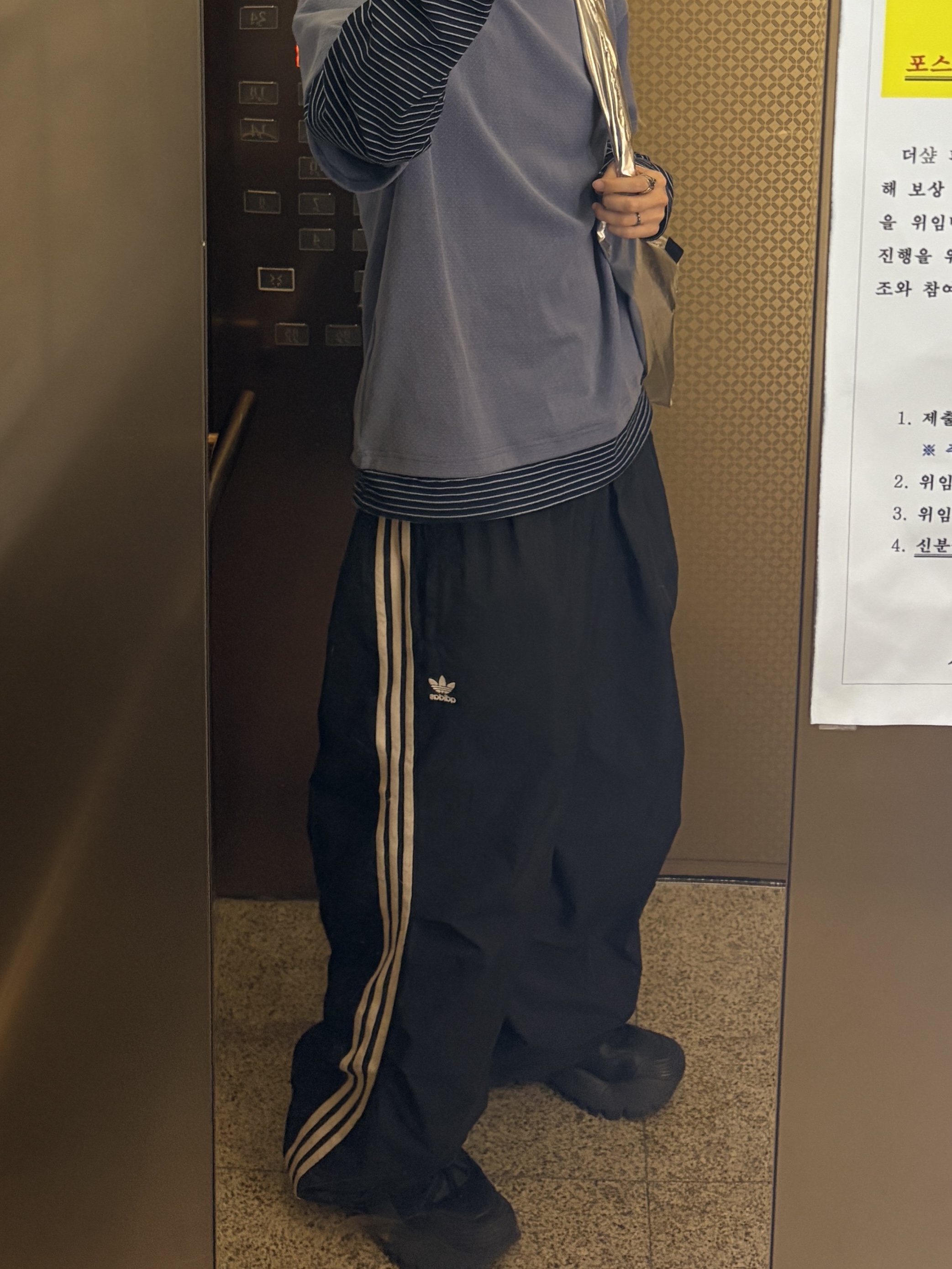 (W) Adidas 3-Stripes Woven Parachute Pants Black - KR Sizing, Adidas x Willy Chavarria Chavarria Forum Boots Mid Core Black Core Black 착용 스타일 - 2