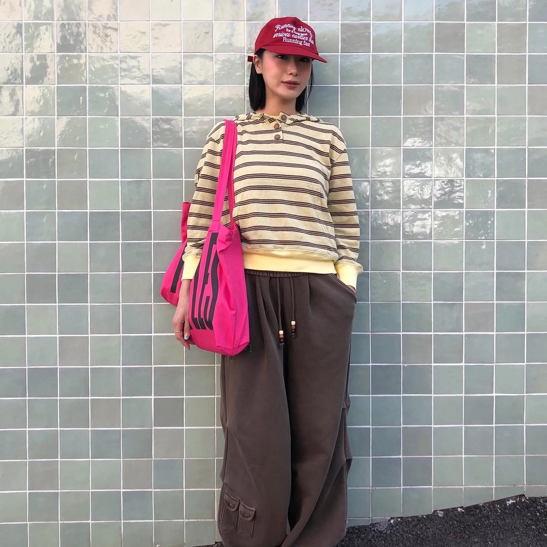 MAINBOOTH Beatles x Tote Bag Pink 착용 스타일 - 4