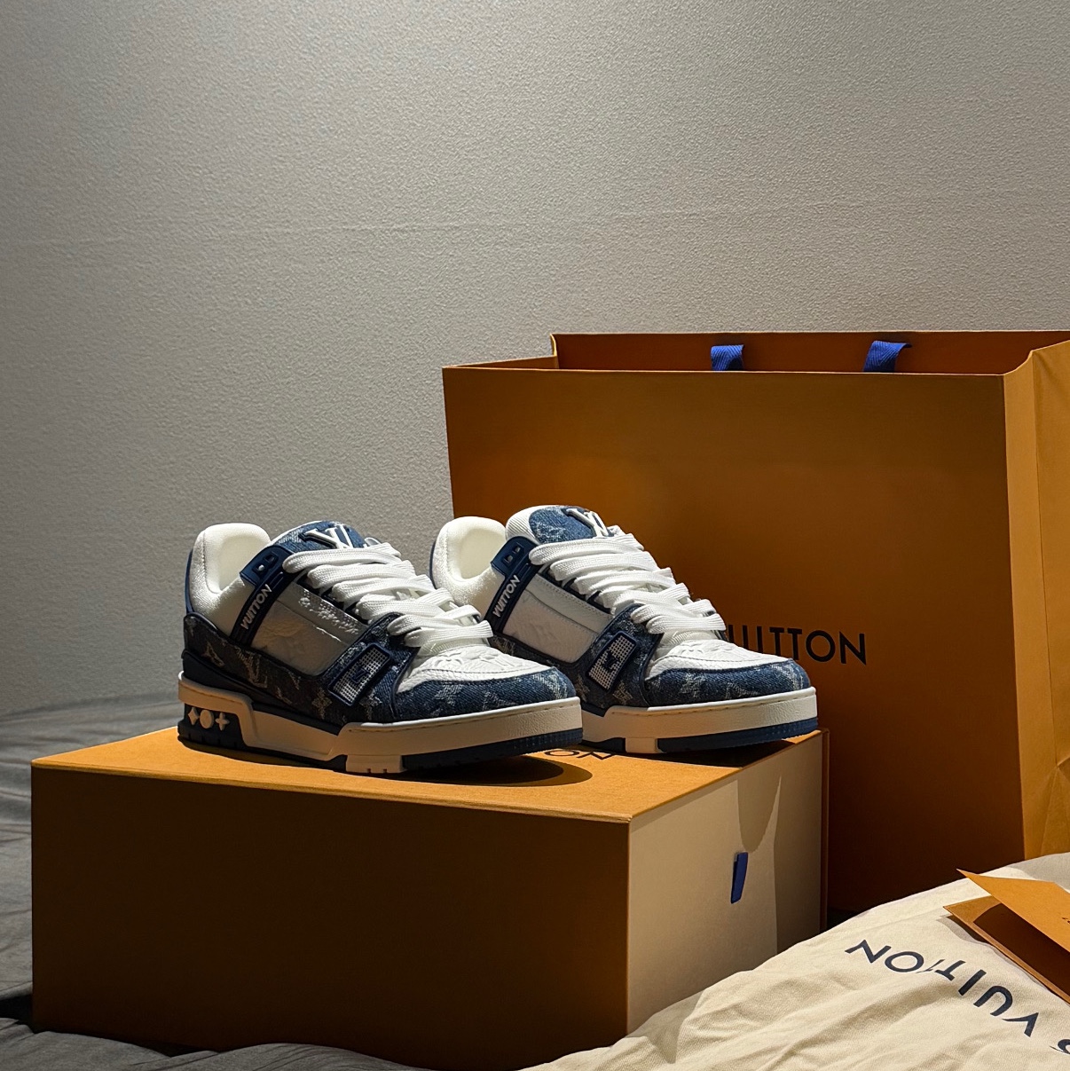Louis Vuitton LV Trainer Sneakers Monogram Denim Blue 착용 스타일 - 1