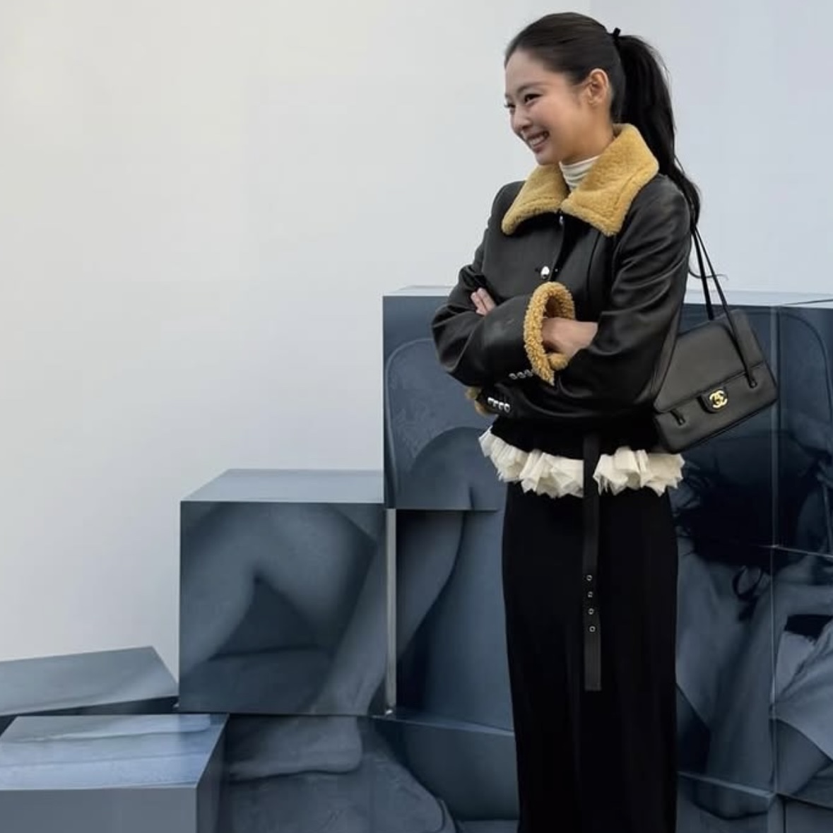 Chanel Small Flap Bag Grained Shiny Calfskin & Gold-Tone Metal Black 착용 스타일