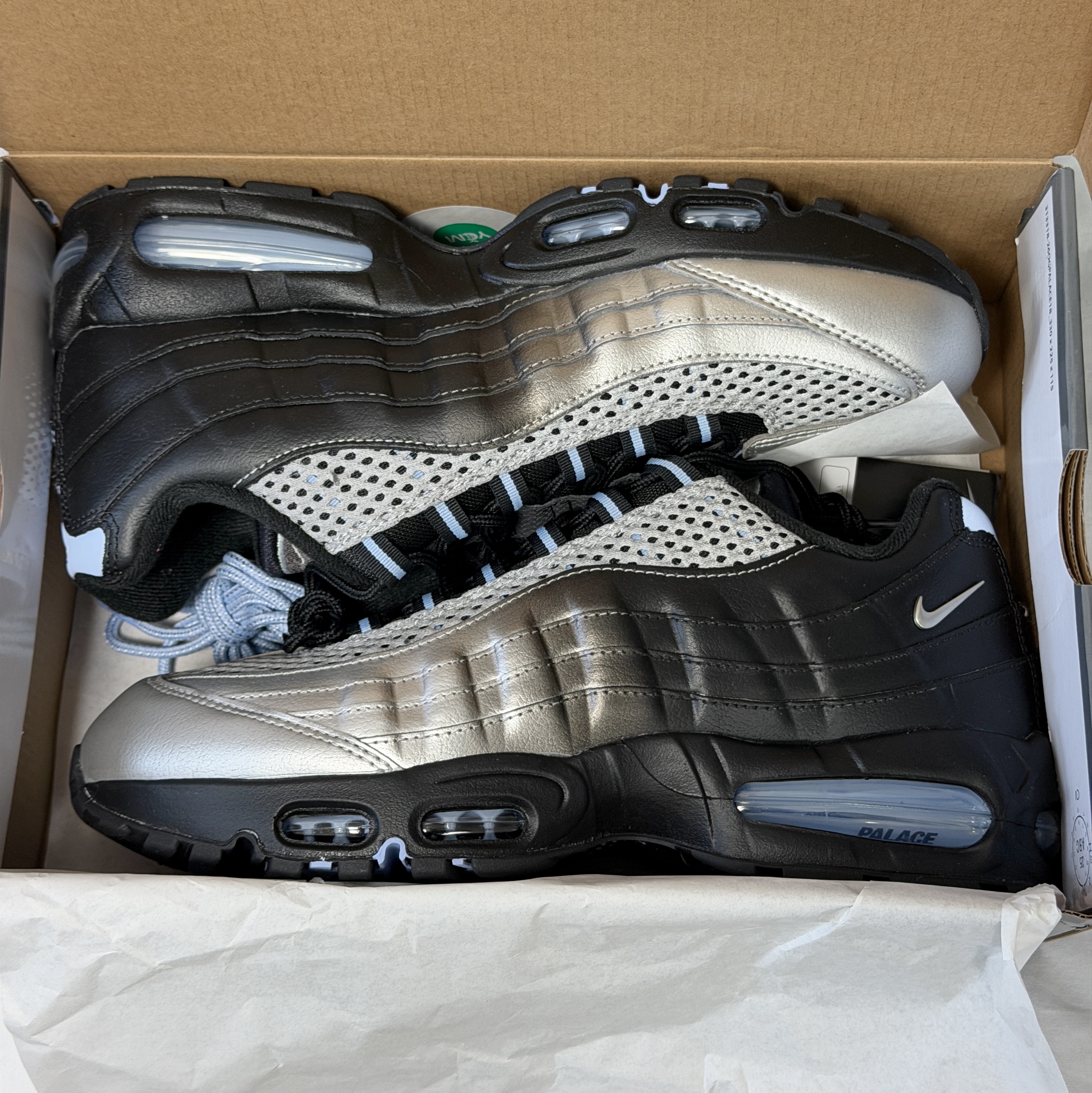 Nike x Palace Air Max 95 Metallic Silver Aluminum 착용 스타일 - 4