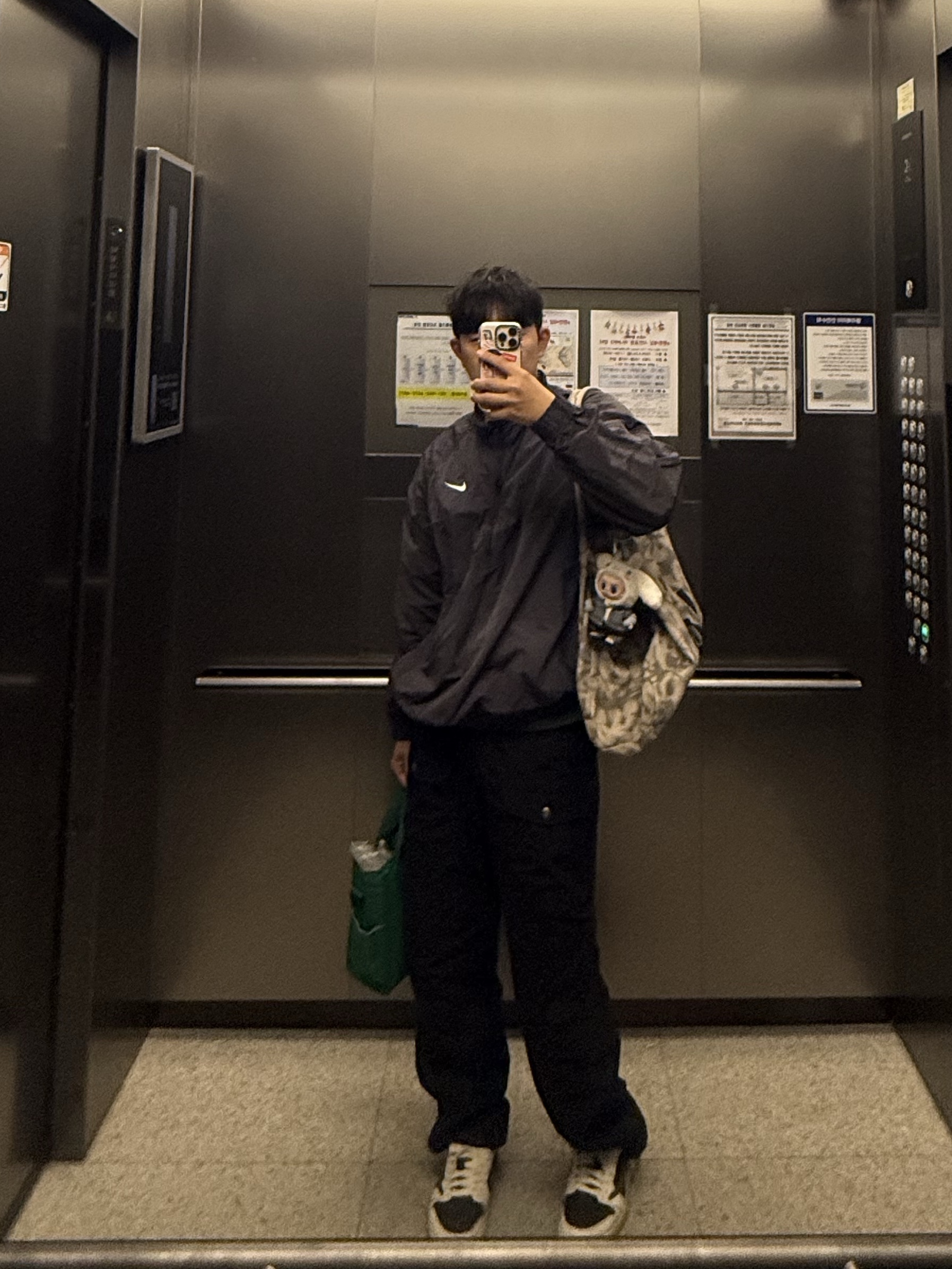 Alo Yoga Iconic Shopper Tote Bag Grey Tiedye, Nike x Stussy Windrunner Jacket Off Noir 착용 스타일