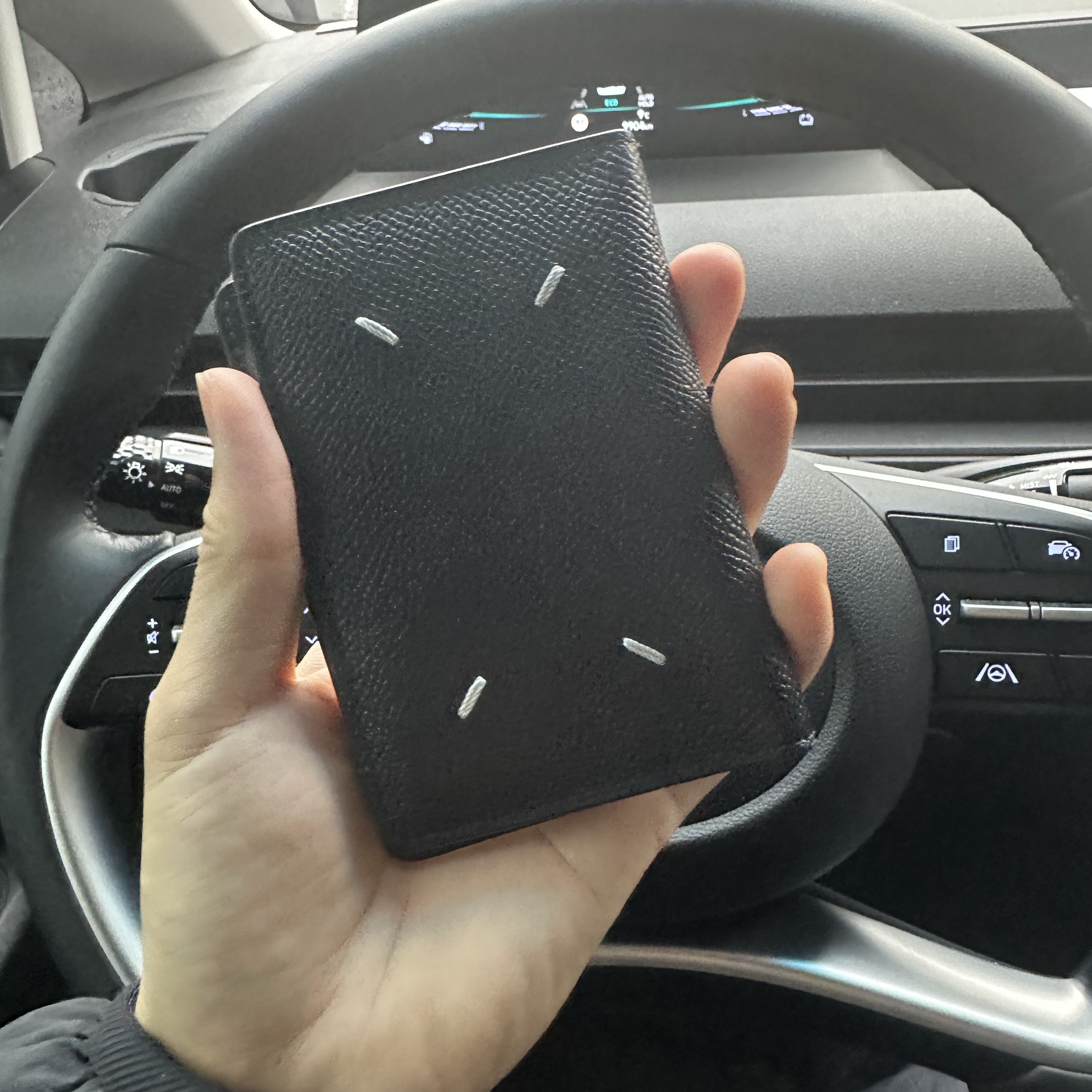 Maison Margiela Leather Bi-Fold Card Holder Black 착용 스타일