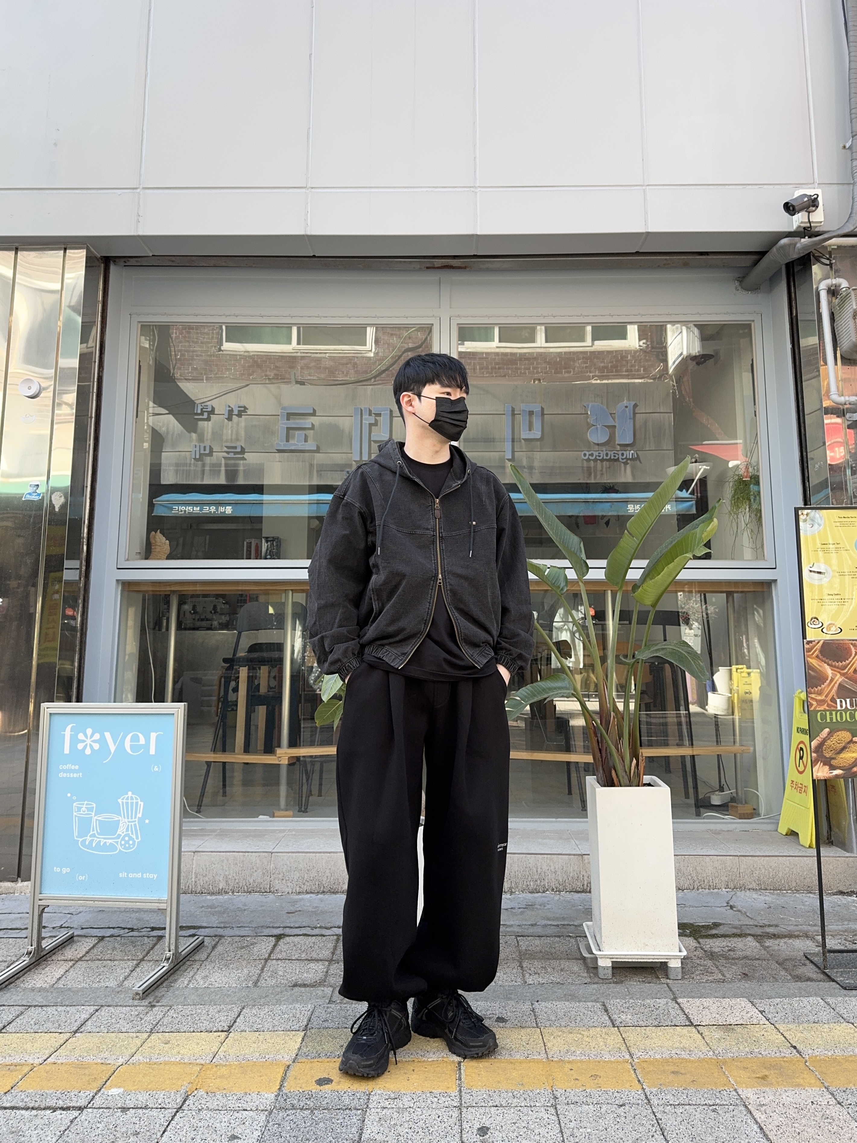Undermycar Mu.03 Anti Fxxking Logo Play Oversized Sweat Jogger Black, Nike Zoom Vomero 5 SP Black 착용 스타일 - 1