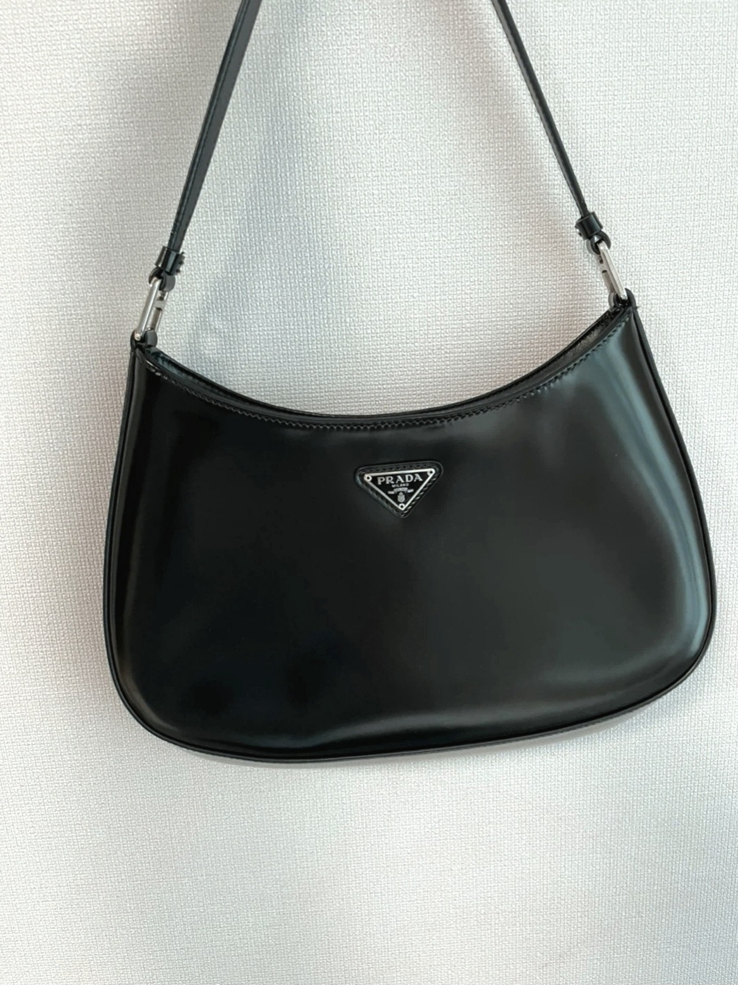 Prada Cleo Brushed Leather Shoulder Bag Black 착용 스타일 - 4