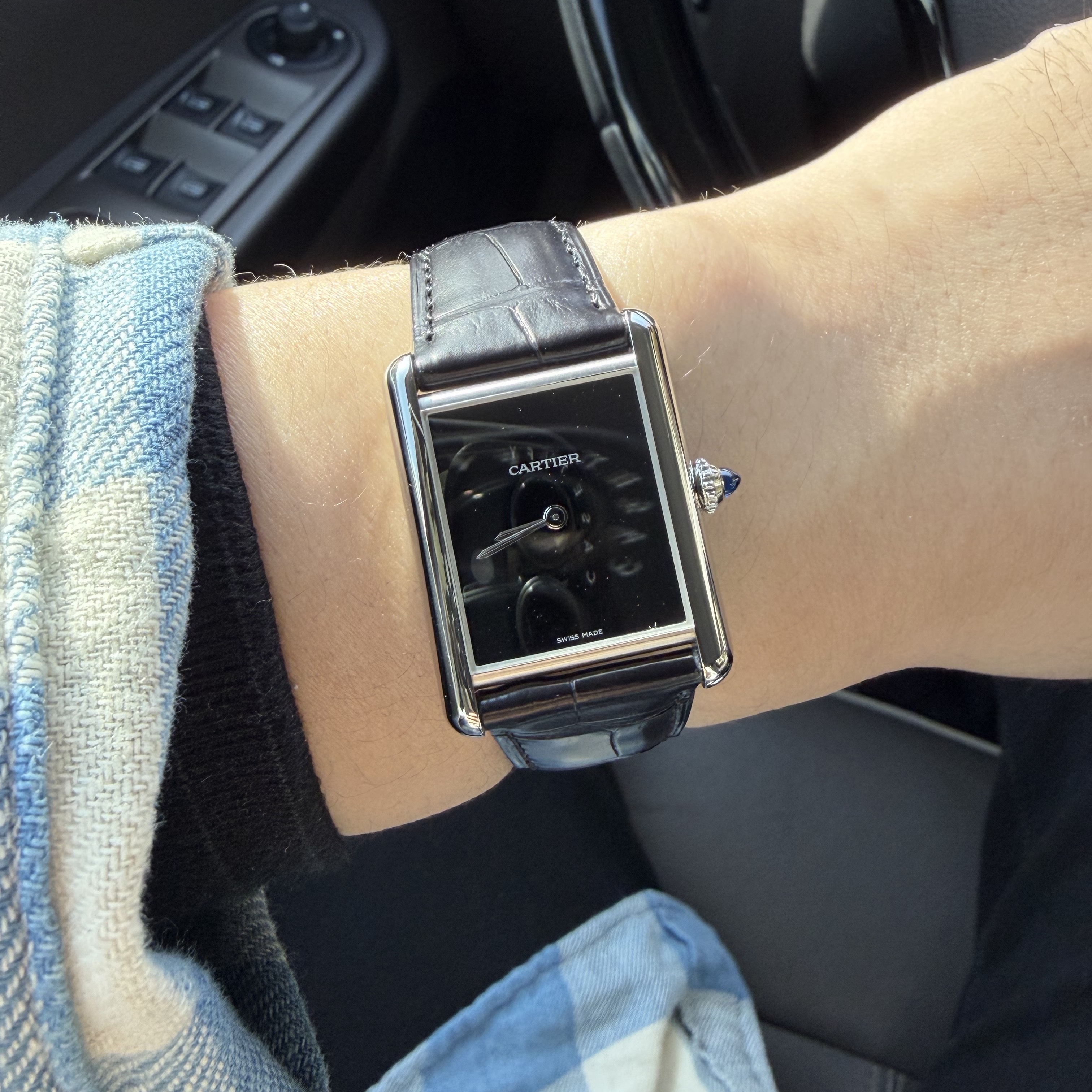 Cartier Tank Must Watch Large Quartz Steel Alligator Skin Black 착용 스타일