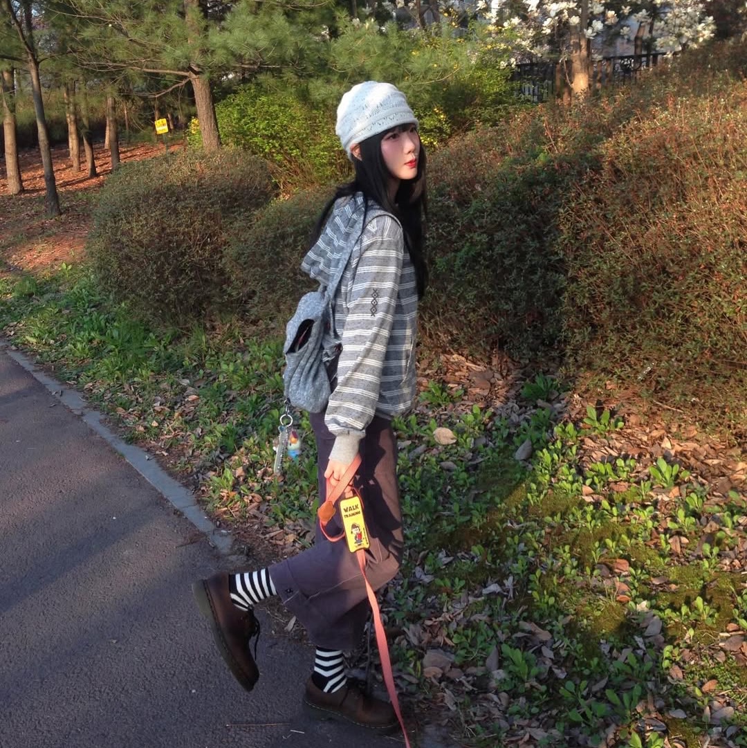 MAINBOOTH Cookie Stripe Hood T-shirt GRAY 착용 스타일 - 2